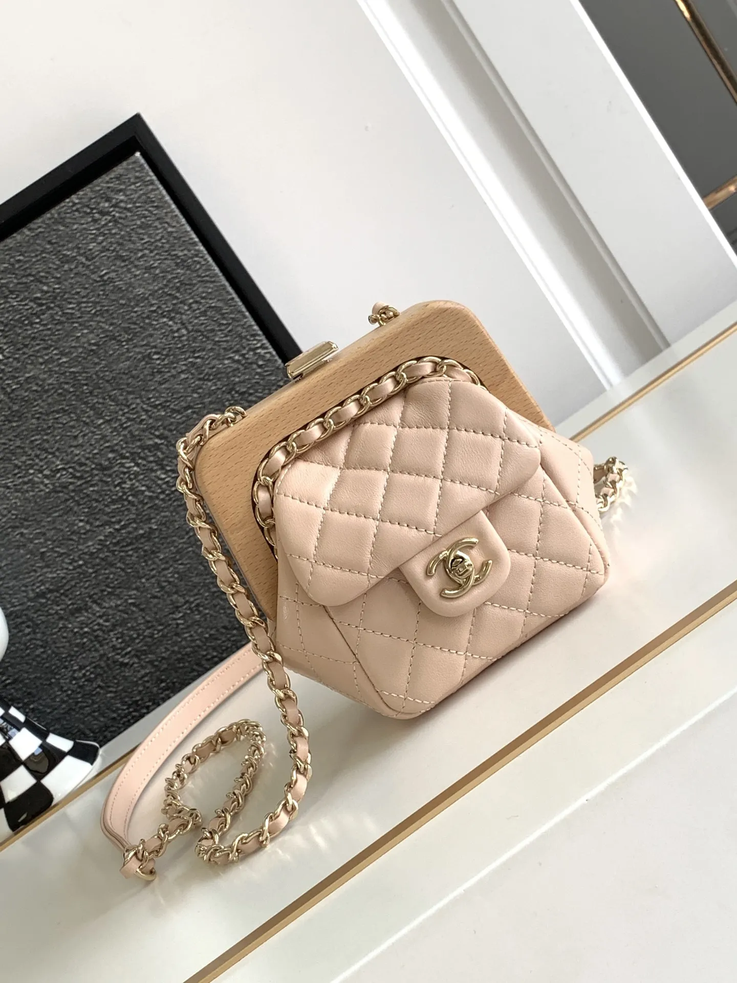 OHANELベージュキルティング小型バッグ