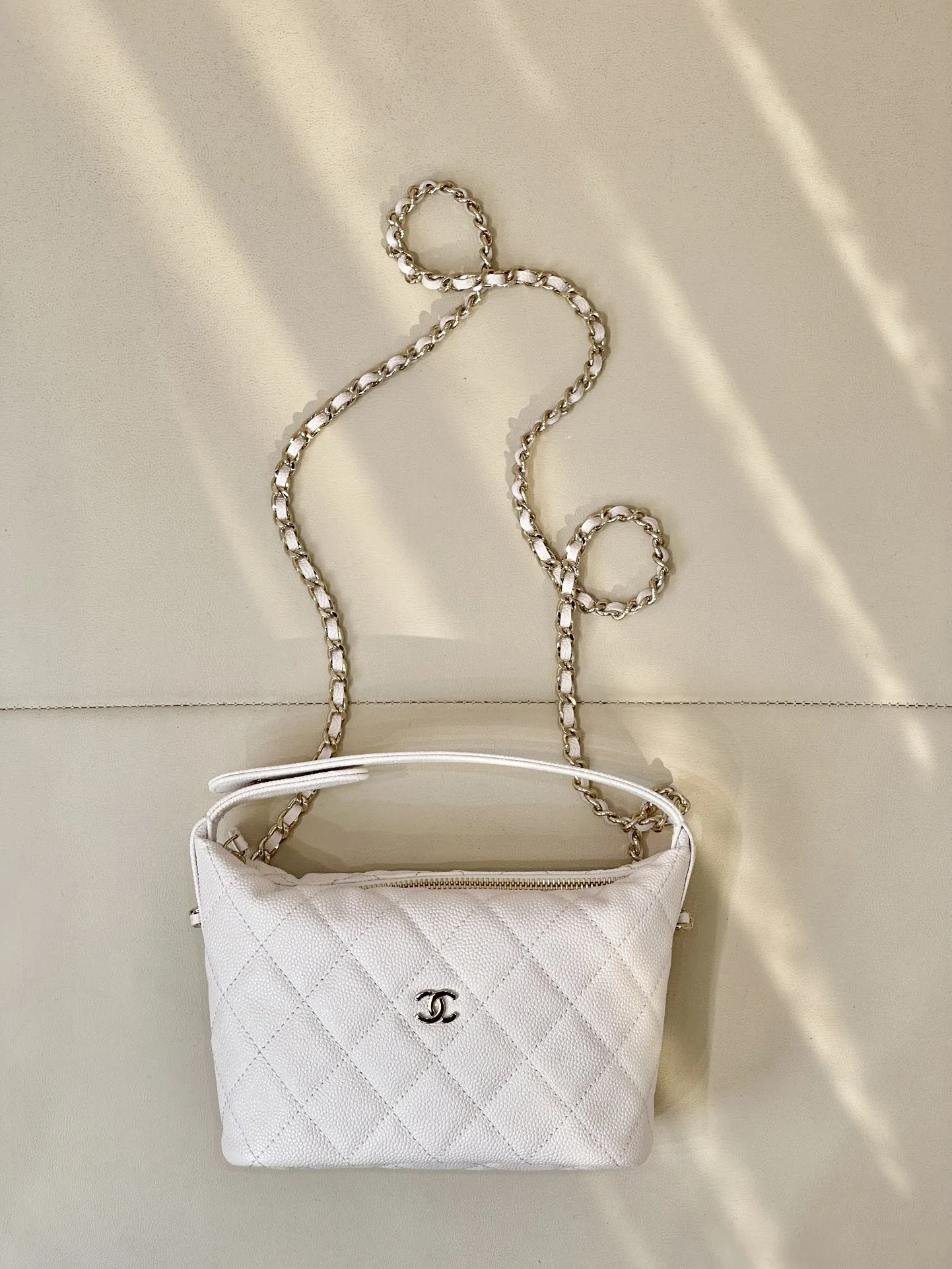 CHANEL2025新作弁当箱の白いハンドバッグ