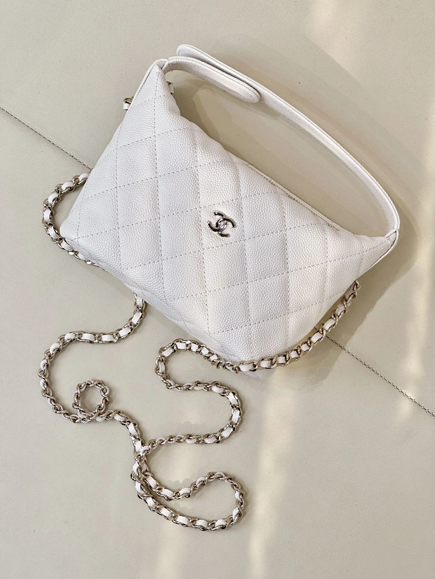 CHANEL2025新作弁当箱の白いハンドバッグ - 画像 (5)