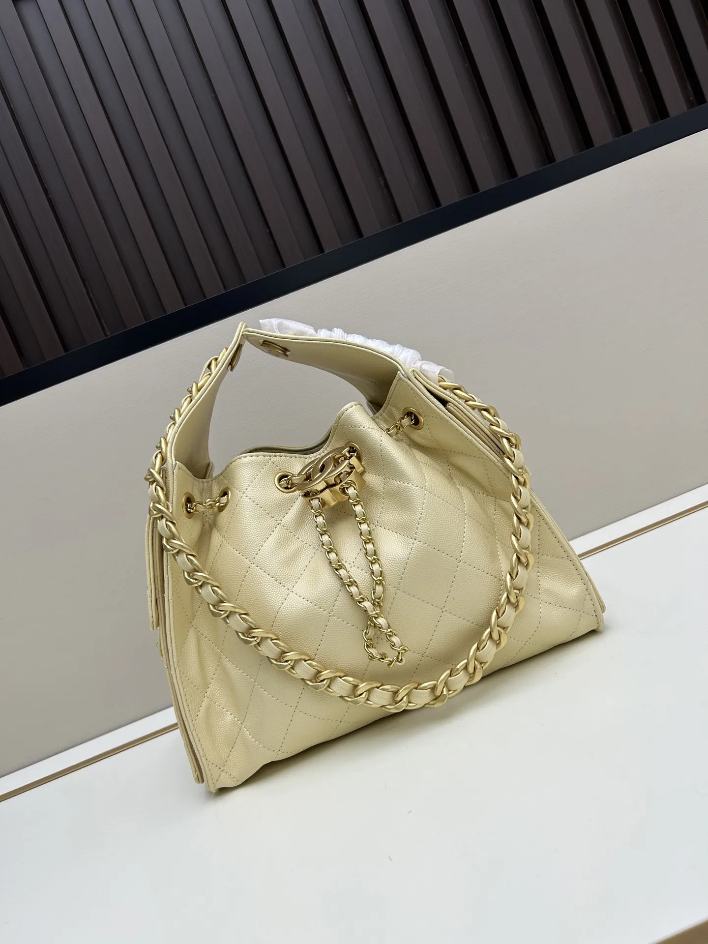 シャネル25バッグ ゴールド カジュアルスタイル