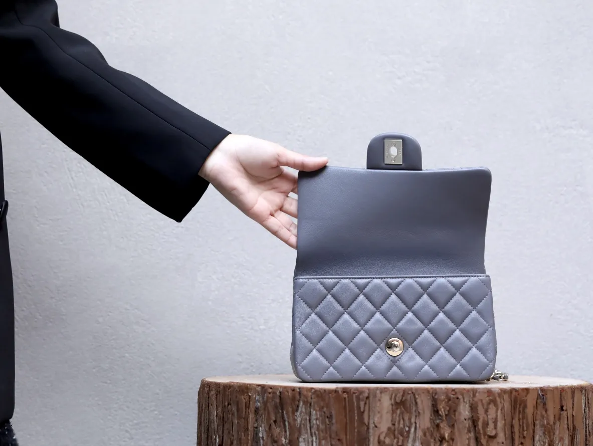 CHANEL 23Kミニハンドル グレー キルティング - 画像 (6)