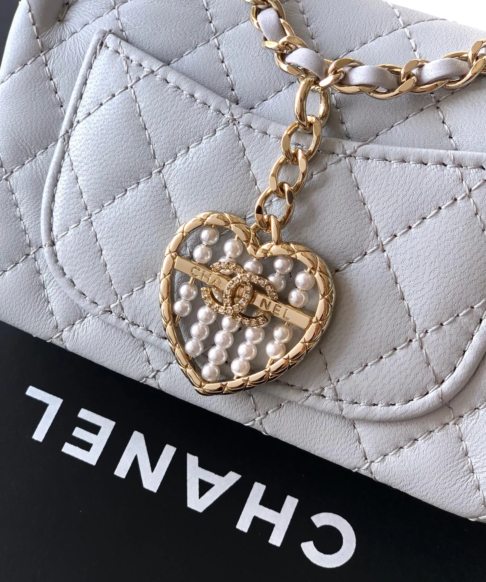 CHANELライトグレーminiハートパールCFストラップ小物 - 画像 (8)