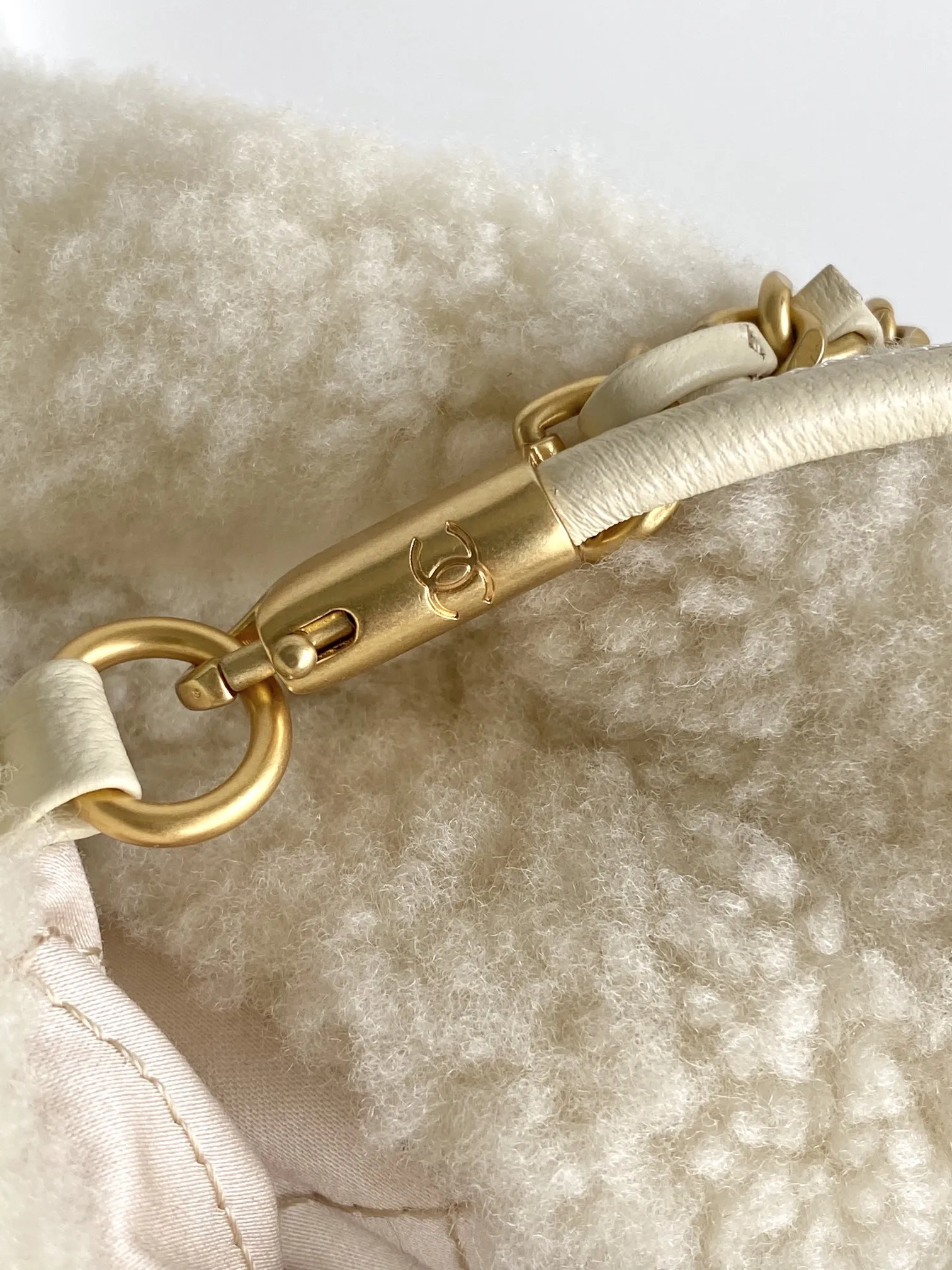 CHANEL 24K 羊毛 ミニバッグ ホワイト - 画像 (8)