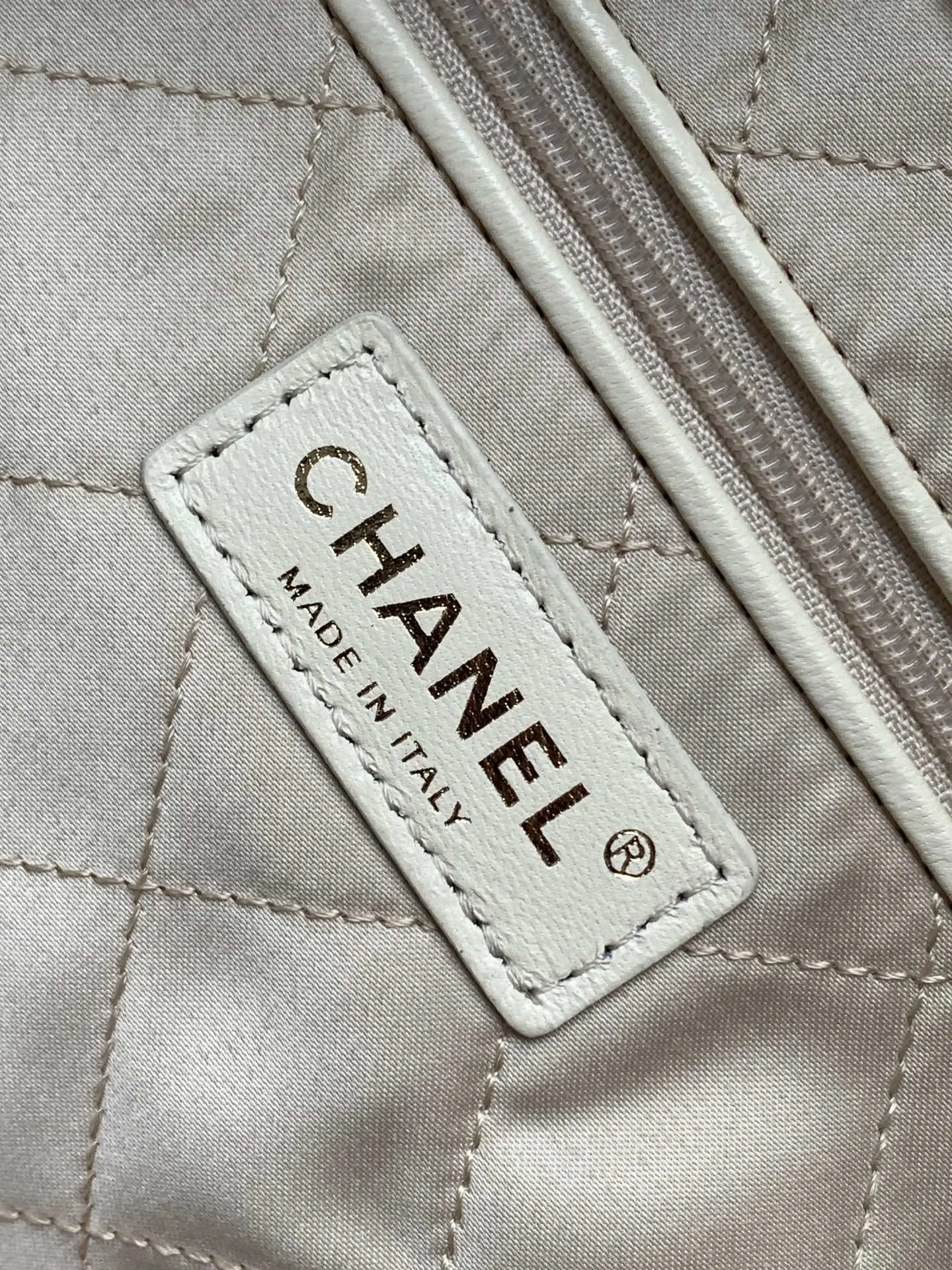 CHANEL クリーム色 ミニサイズ22バッグ - 画像 (10)