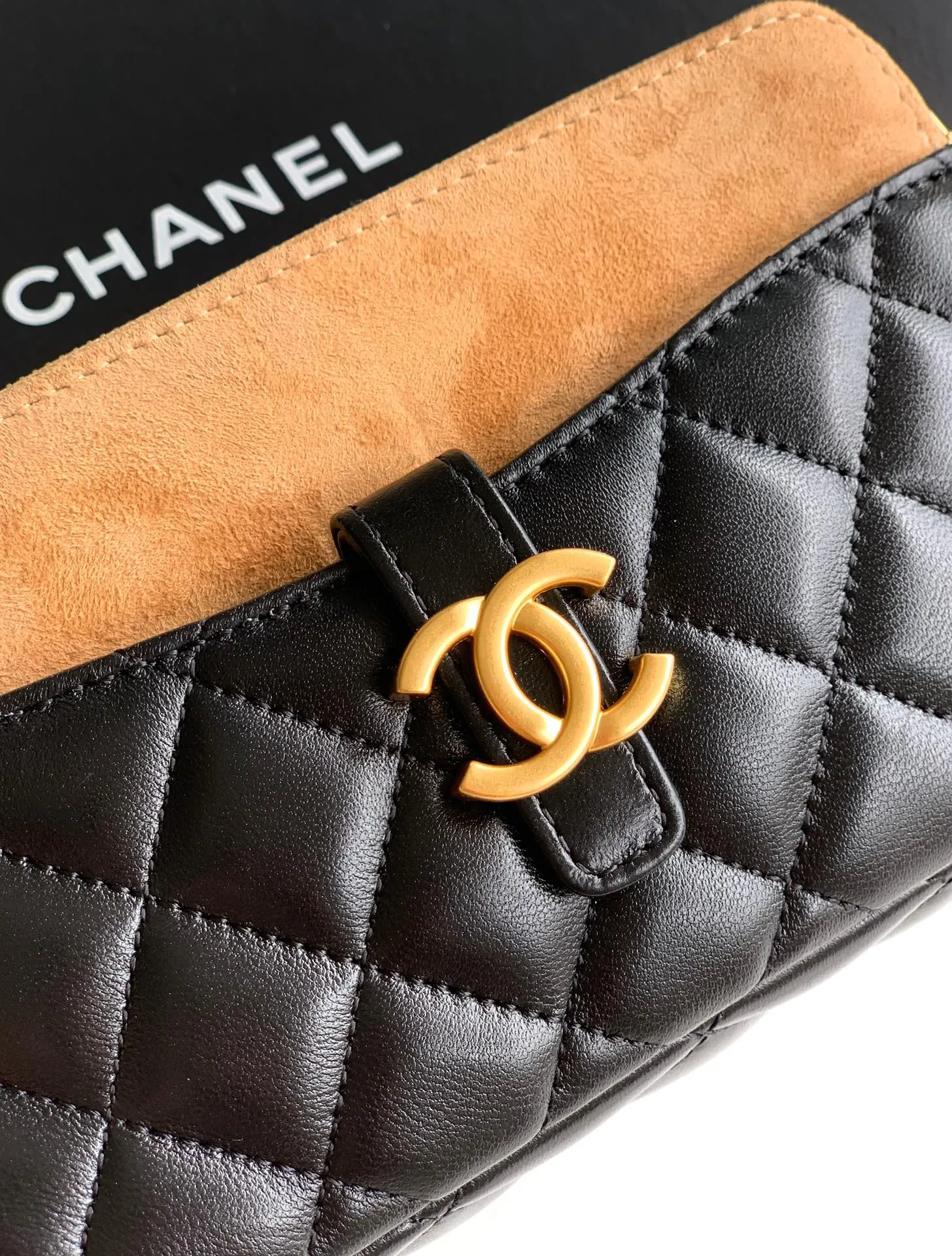 CHANEL カラメル色スエードパッチワーク携帯バッグ25 A - 画像 (6)