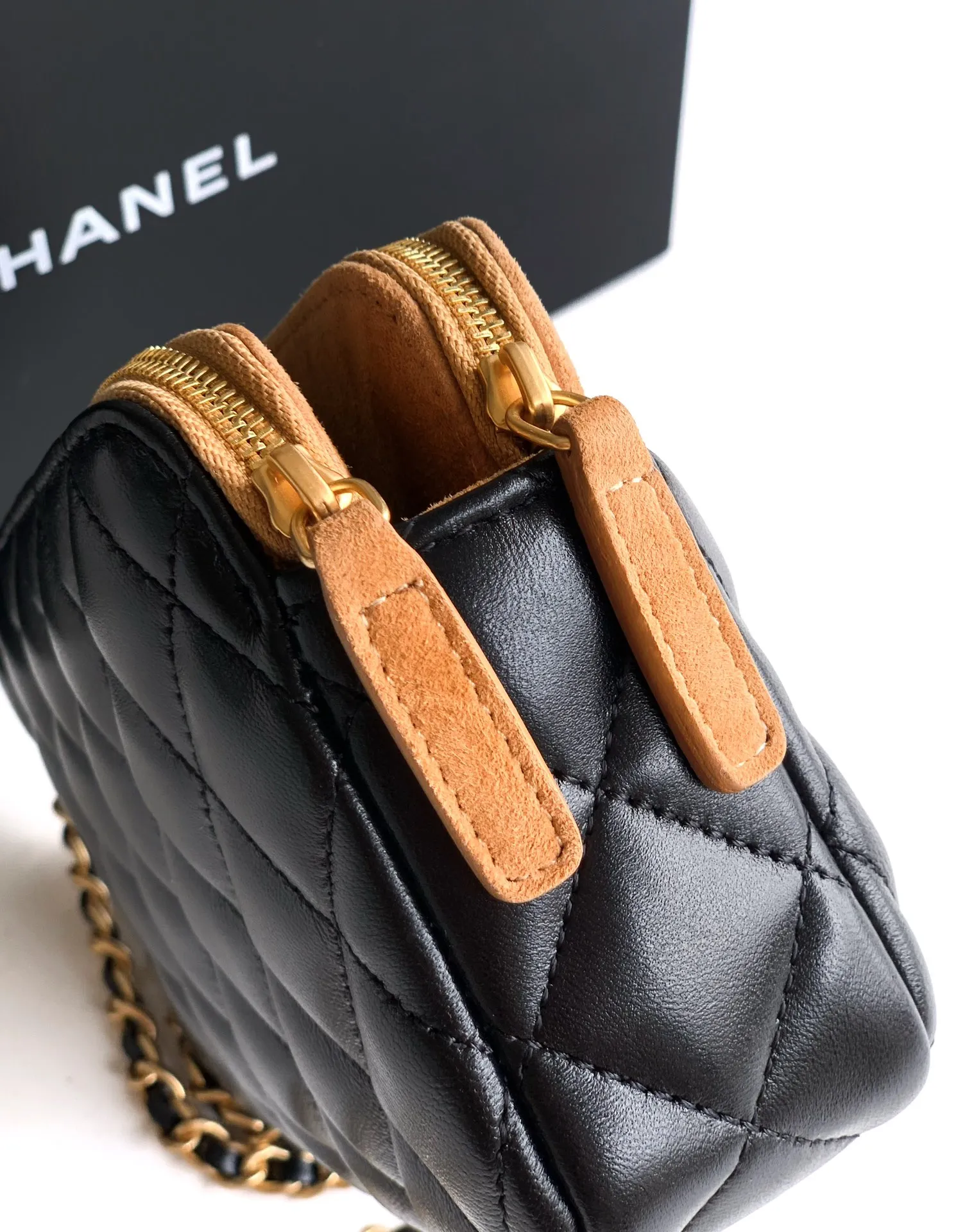 CHANEL カラメル色スエードパッチワーク携帯バッグ25 A - 画像 (7)
