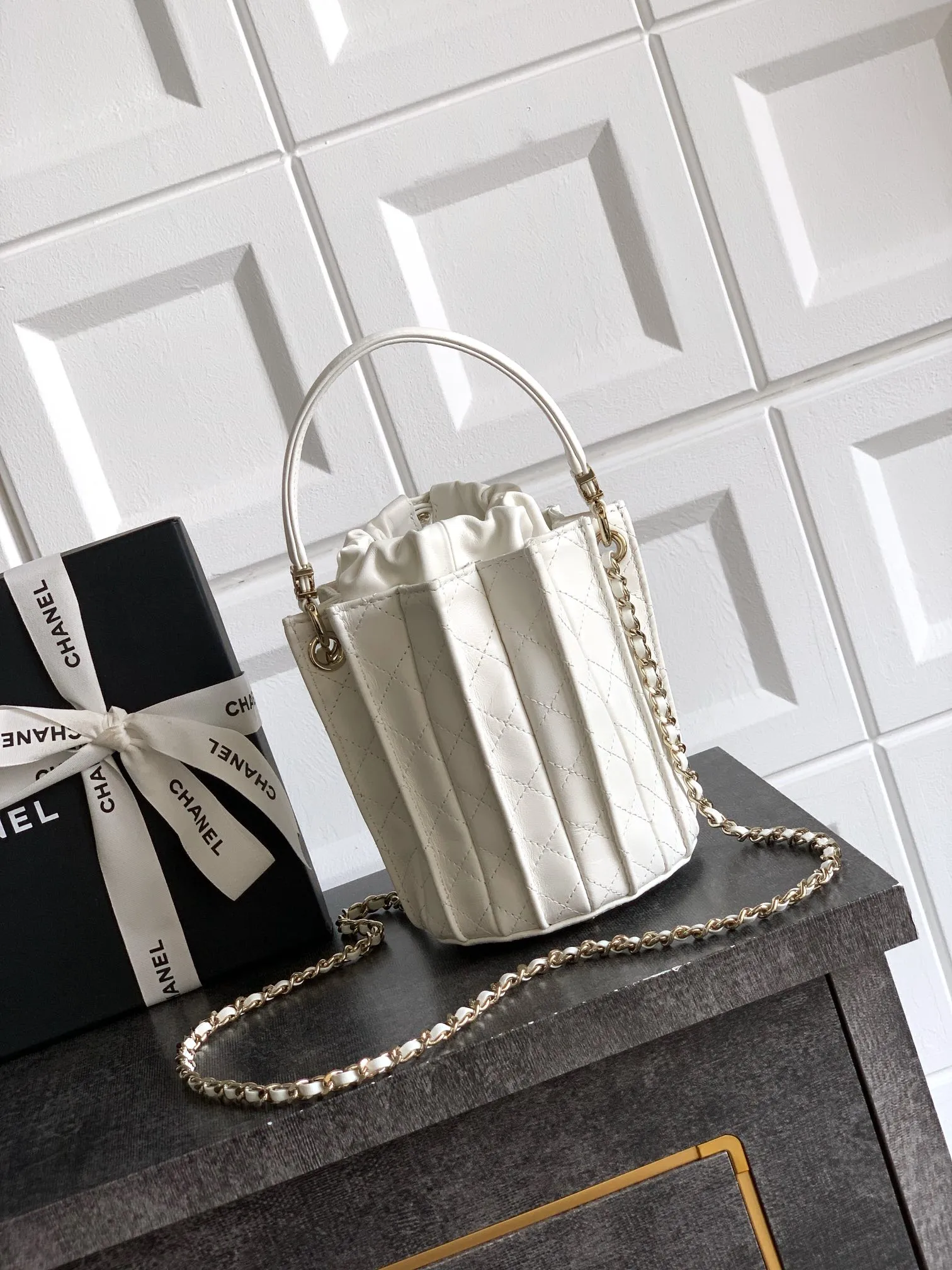 CHANEL ホワイト ミニバケットバッグ A級手工 - 画像 (4)