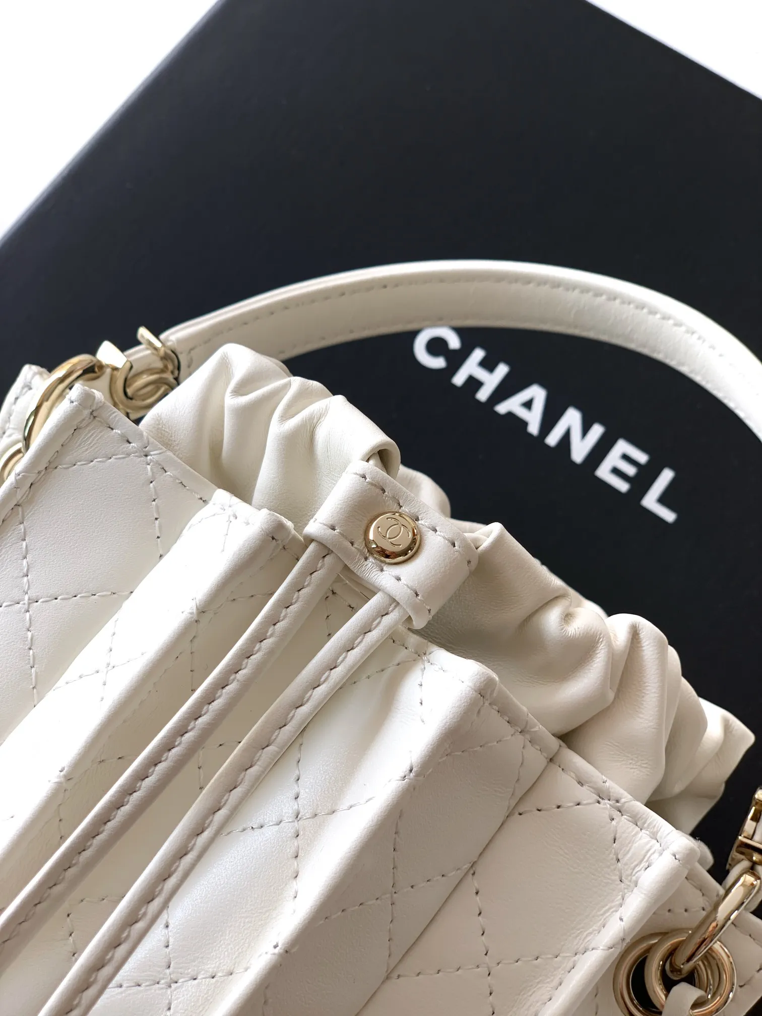 CHANEL ホワイト ミニバケットバッグ A級手工 - 画像 (6)
