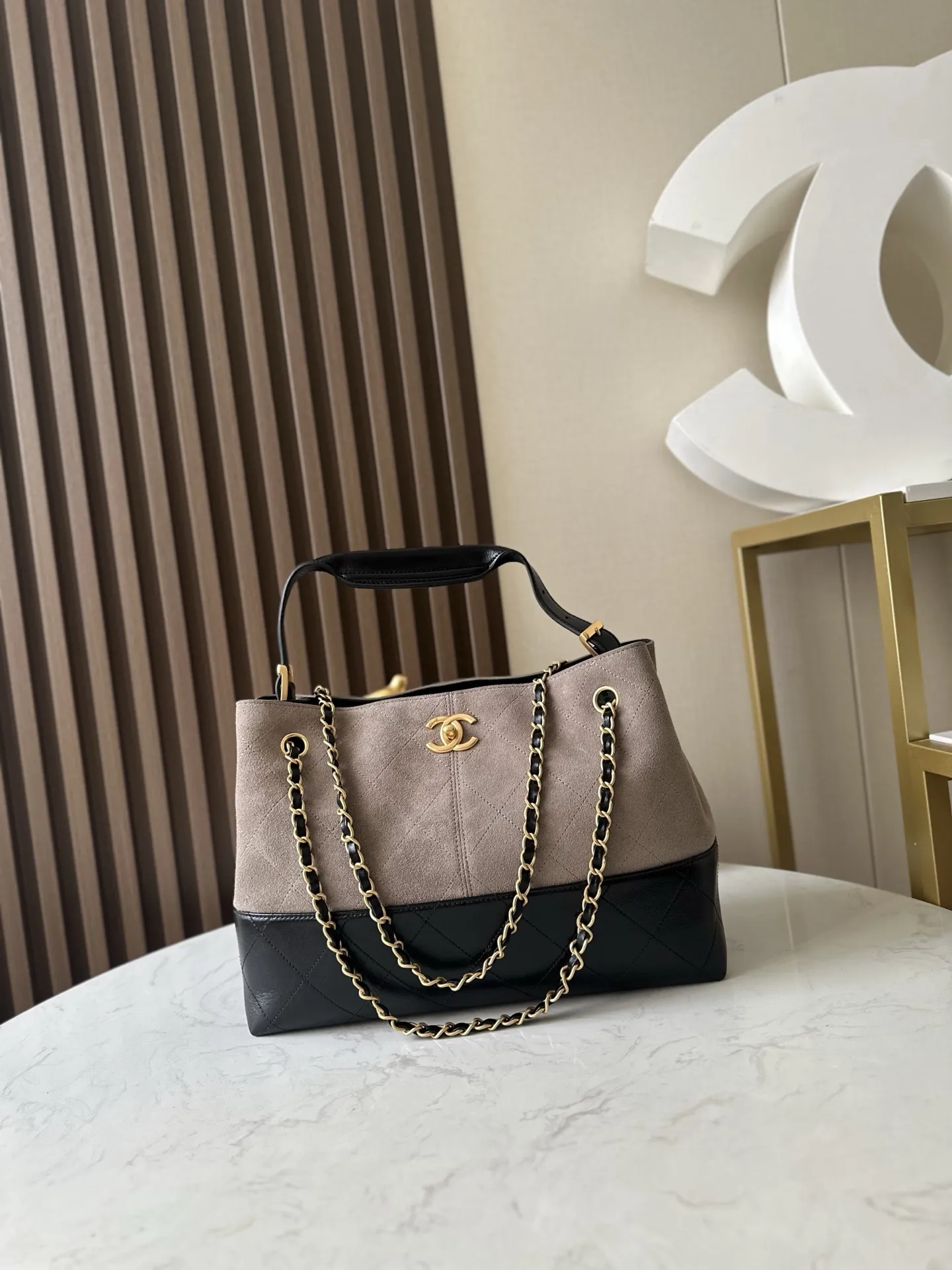 Chanel 25A高級手作業坊スエードバッググレーの色合わせ横型バッグ