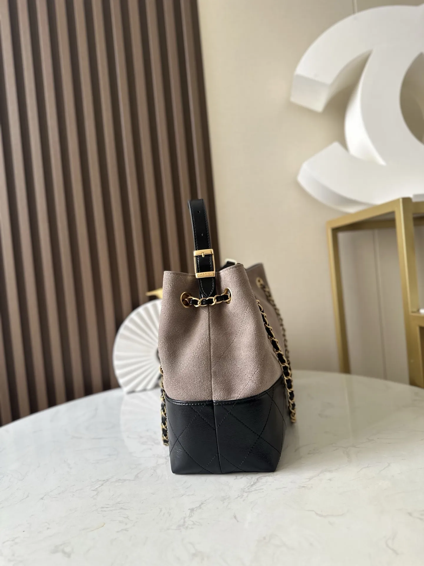 Chanel 25A高級手作業坊スエードバッググレーの色合わせ横型バッグ - 画像 (3)