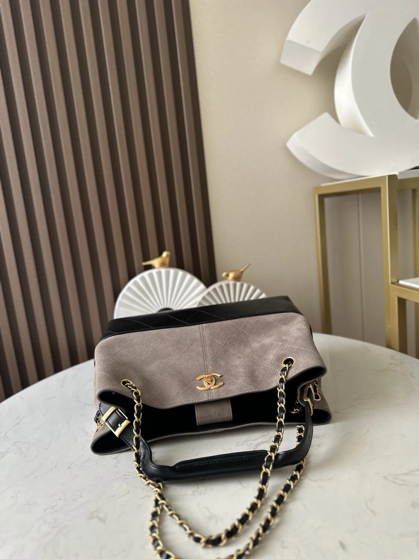 Chanel 25A高級手作業坊スエードバッググレーの色合わせ横型バッグ - 画像 (4)