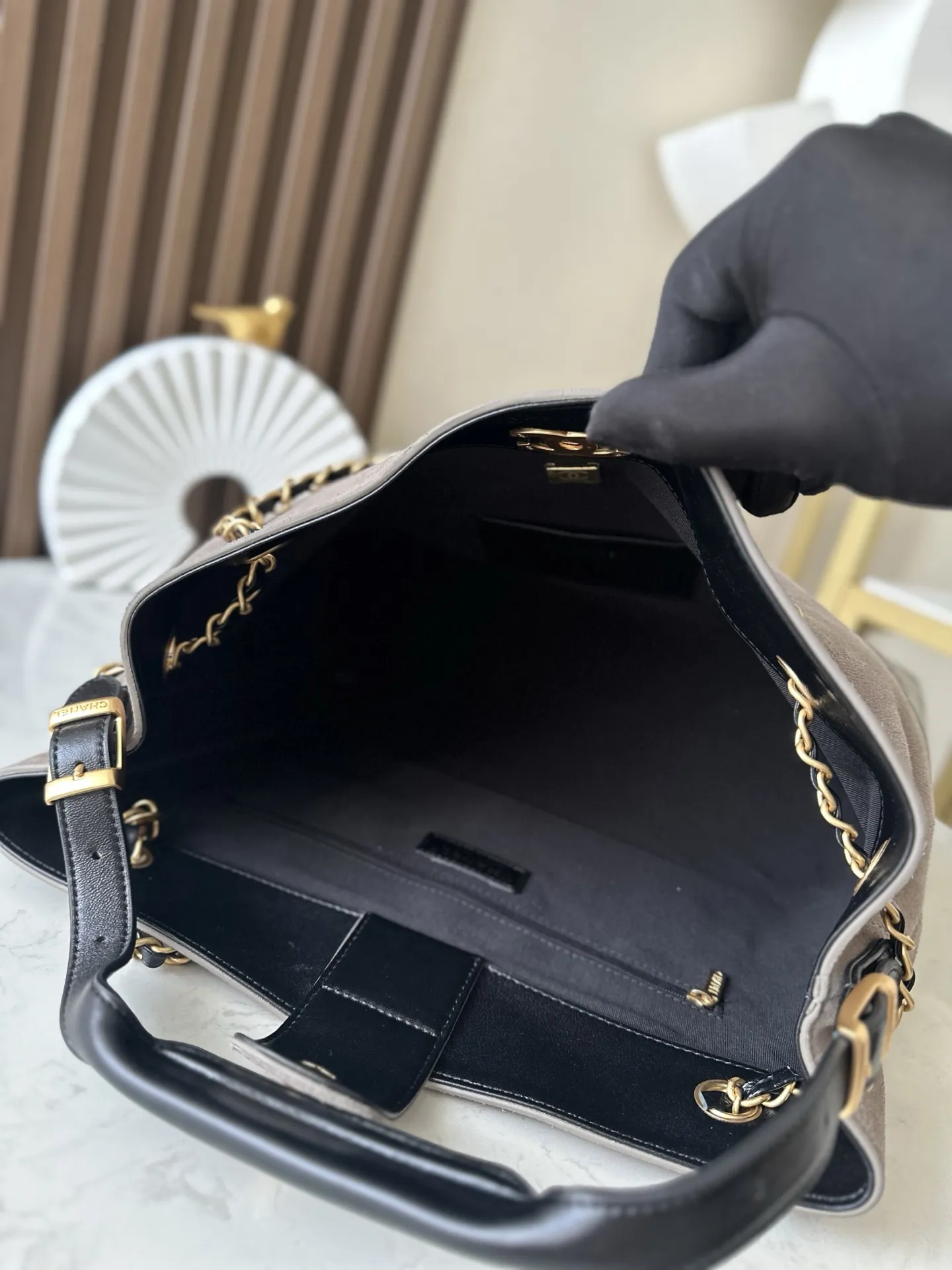 Chanel 25A高級手作業坊スエードバッググレーの色合わせ横型バッグ - 画像 (8)