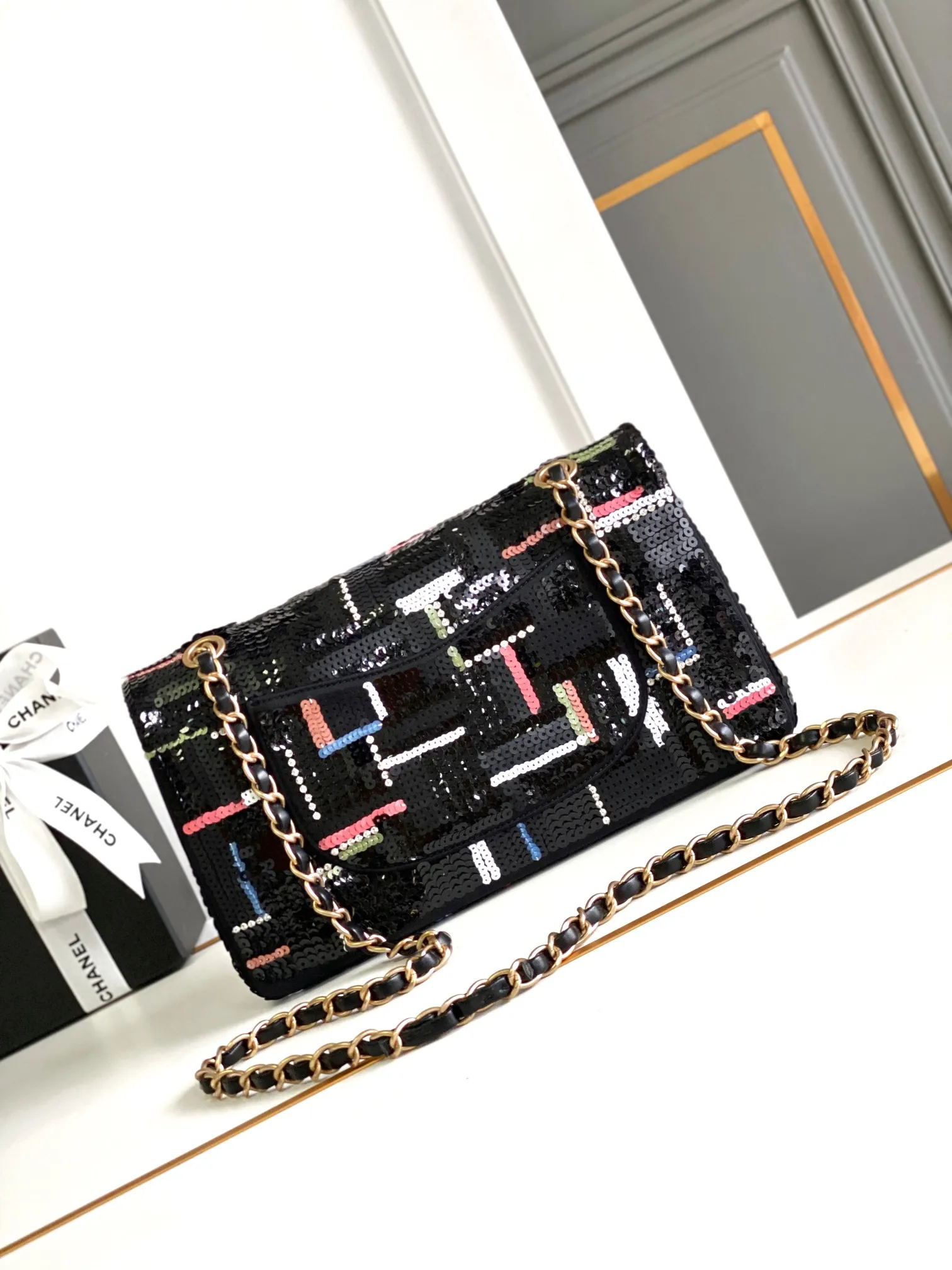 Chanel 限定ピンク刺繍ブラックバッグ - 画像 (4)