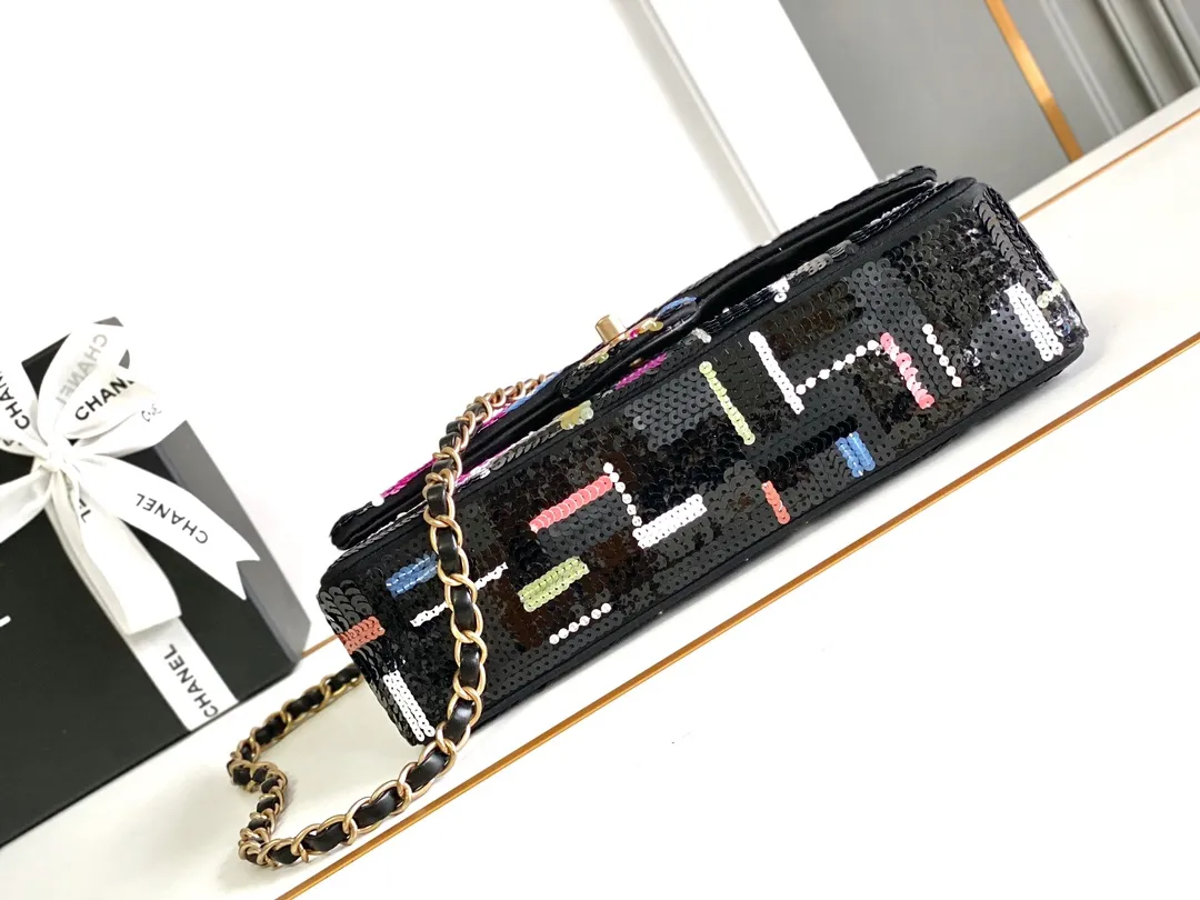 Chanel 限定ピンク刺繍ブラックバッグ - 画像 (5)