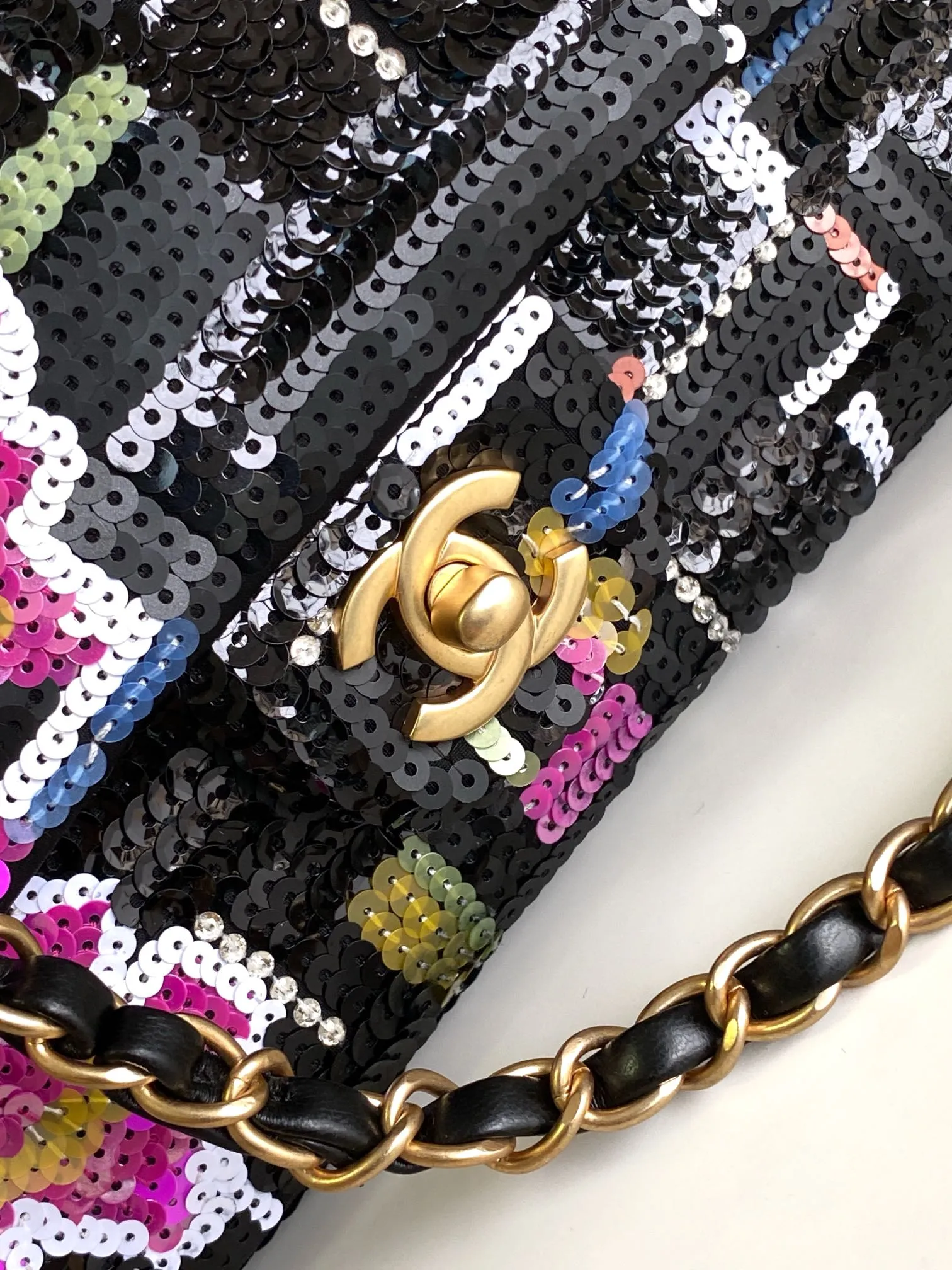 Chanel 限定ピンク刺繍ブラックバッグ - 画像 (6)