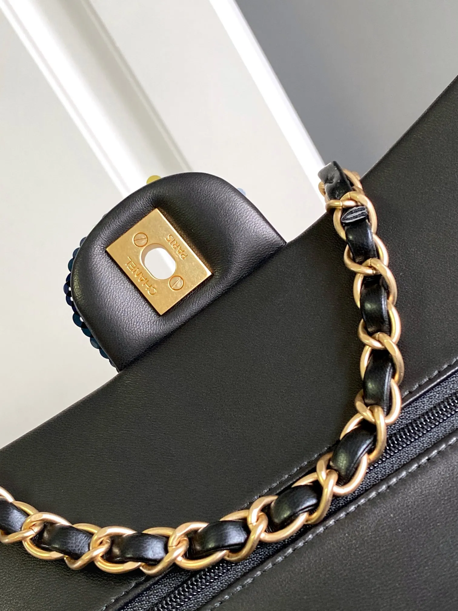 Chanel 限定ピンク刺繍ブラックバッグ - 画像 (7)