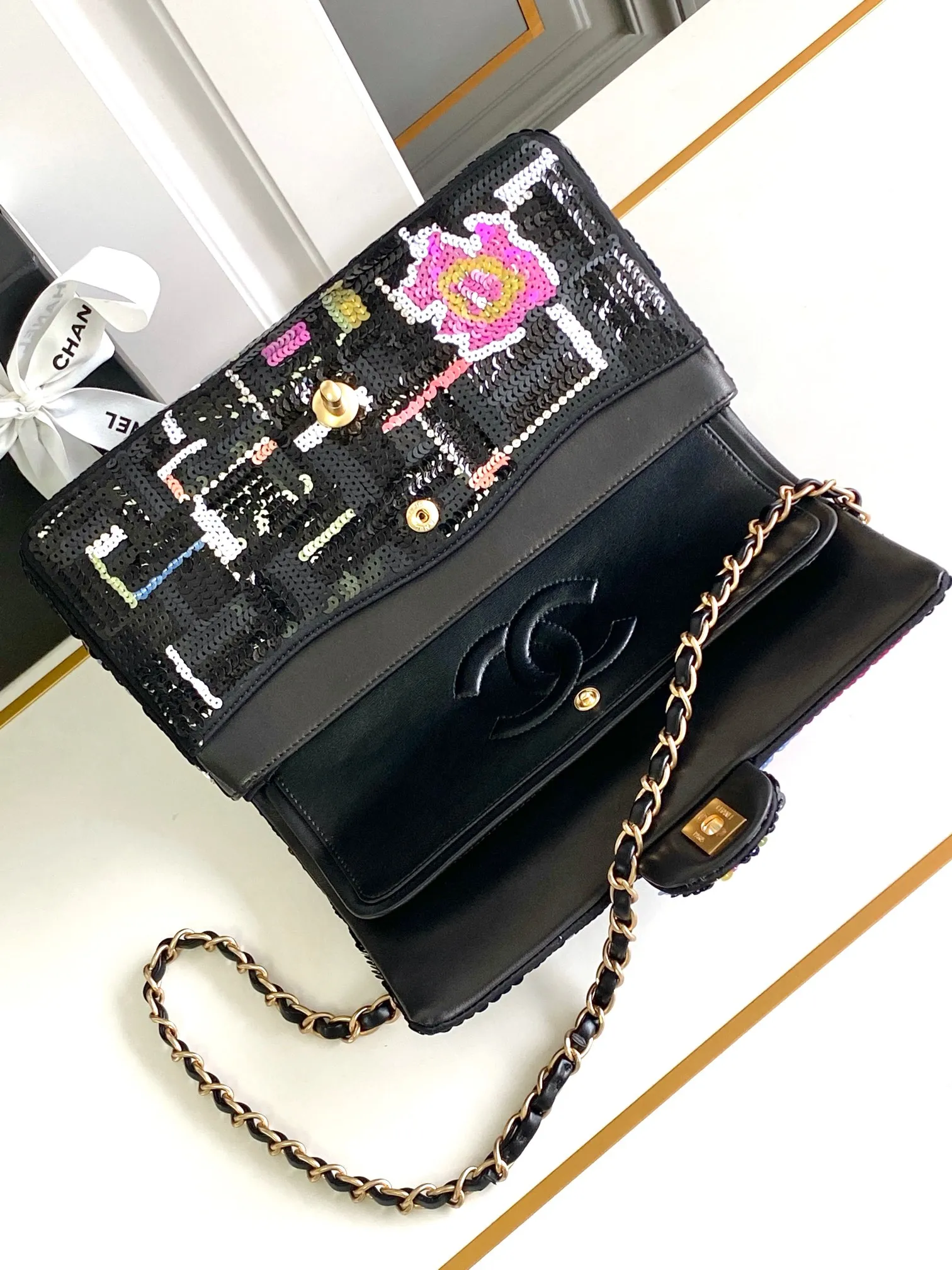 Chanel 限定ピンク刺繍ブラックバッグ - 画像 (8)