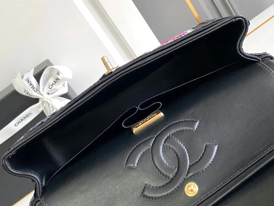 Chanel 限定ピンク刺繍ブラックバッグ - 画像 (9)
