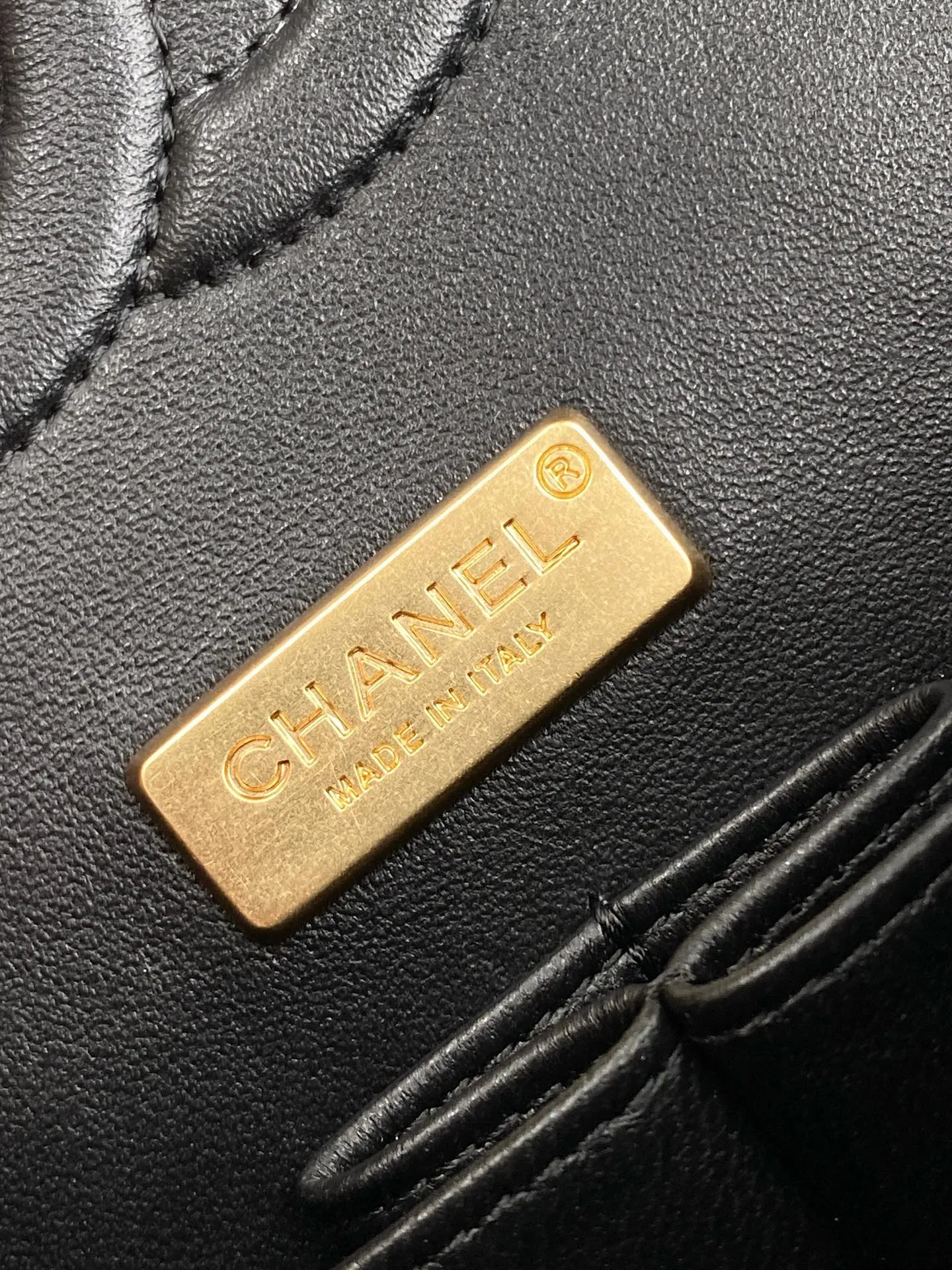 Chanel 限定ピンク刺繍ブラックバッグ - 画像 (10)