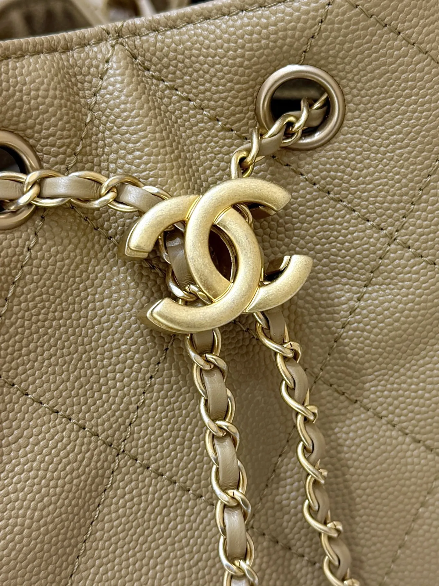 CHANEL ゴールド キルティングバケットバッグ - 画像 (6)