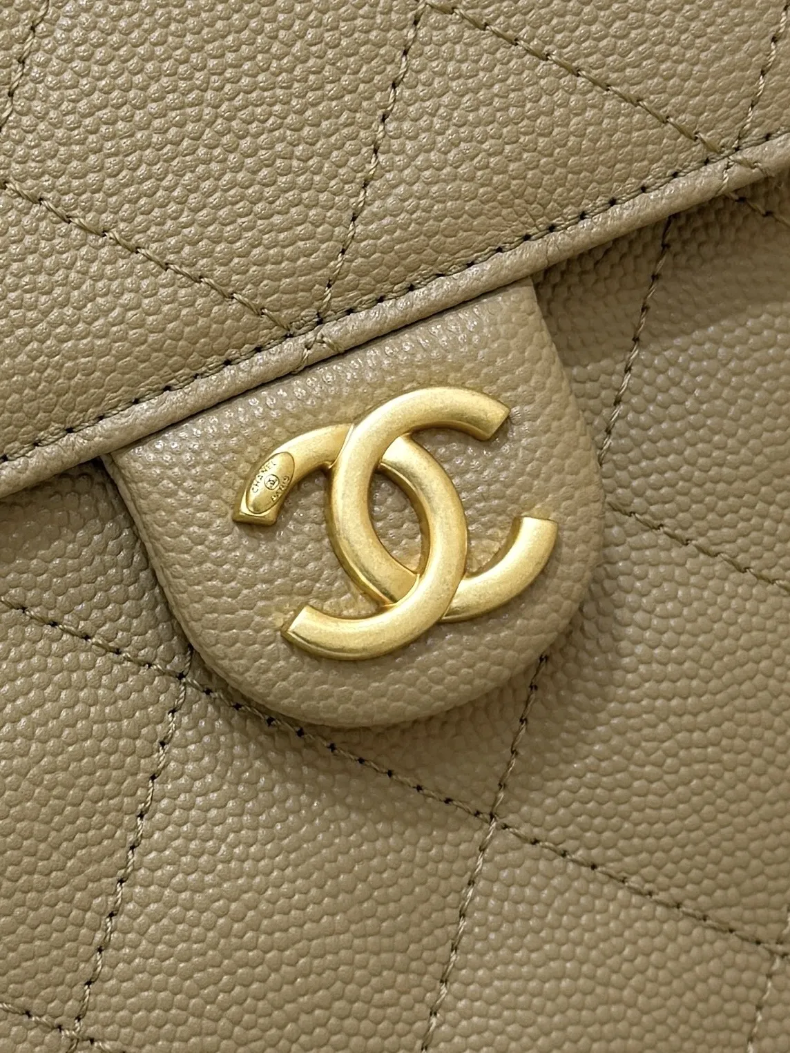 CHANEL ゴールド キルティングバケットバッグ - 画像 (7)