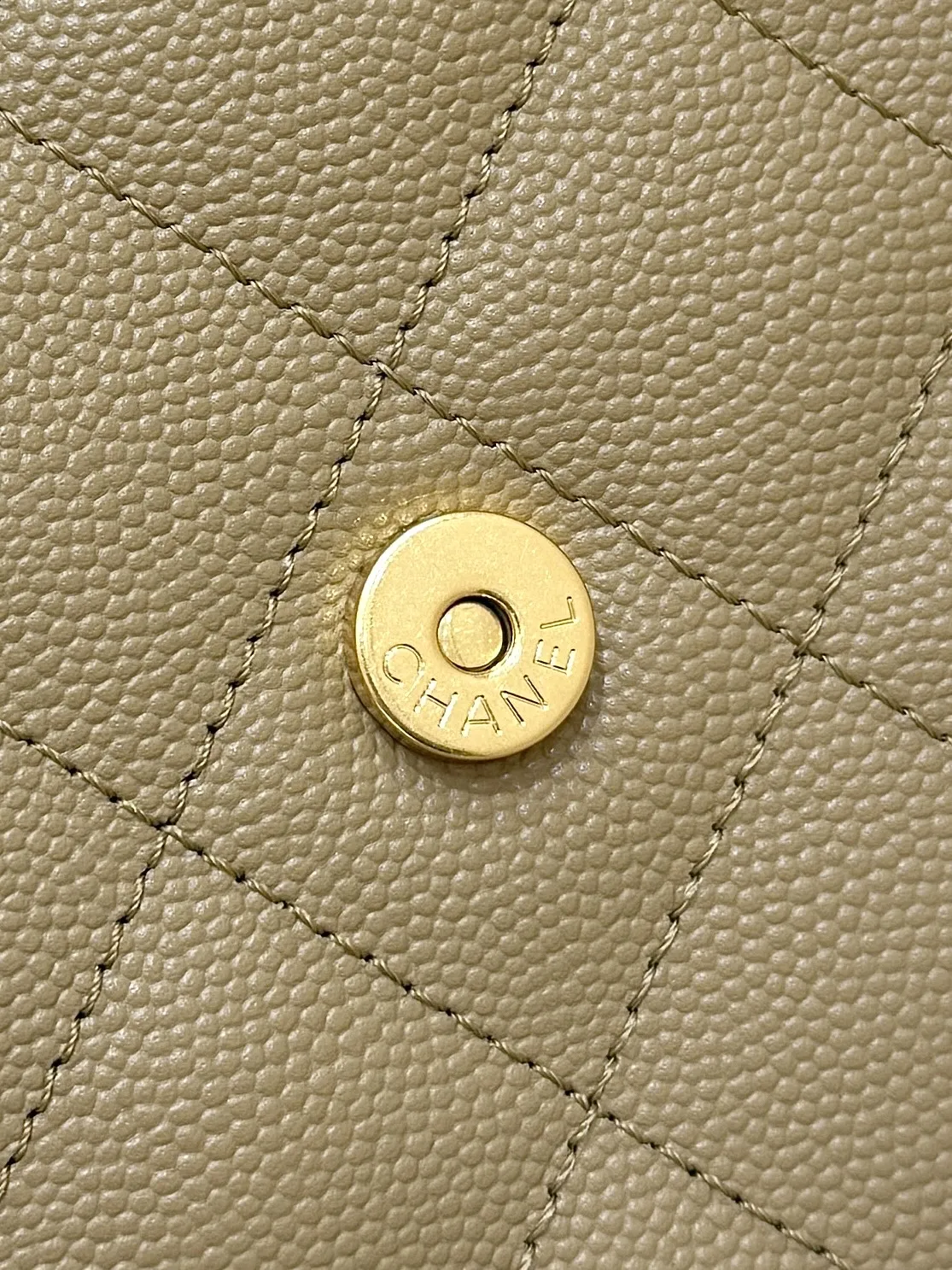 CHANEL ゴールド キルティングバケットバッグ - 画像 (8)