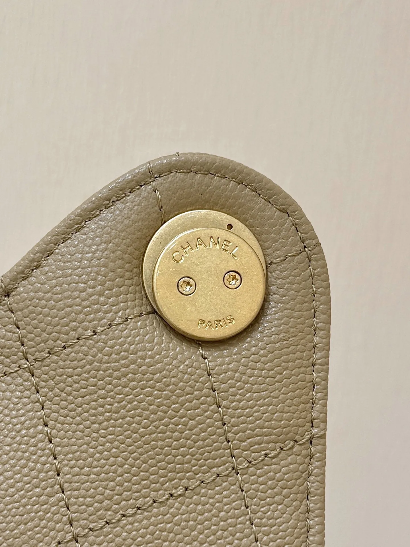CHANEL ゴールド キルティングバケットバッグ - 画像 (9)