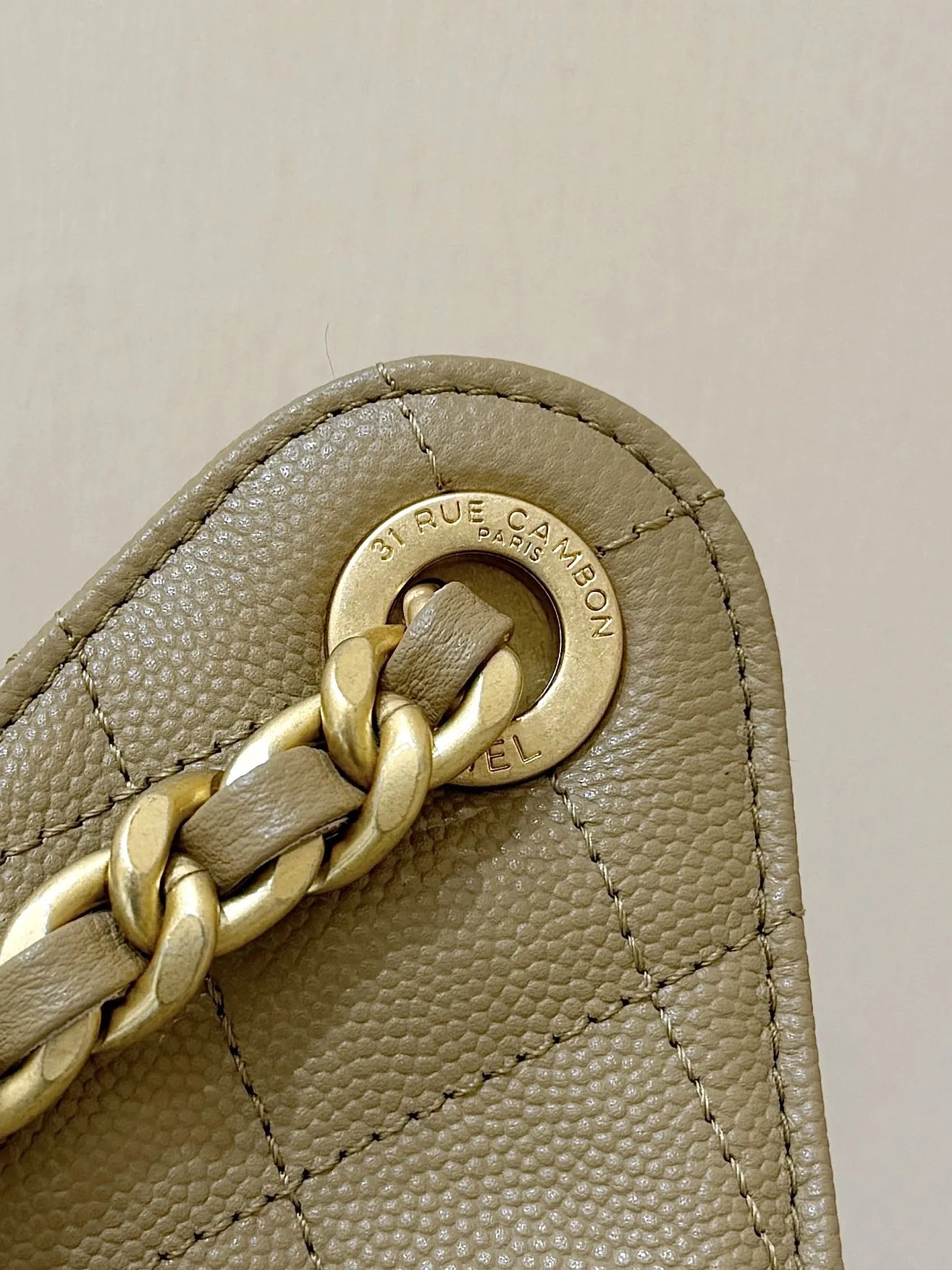 CHANEL ゴールド キルティングバケットバッグ - 画像 (10)