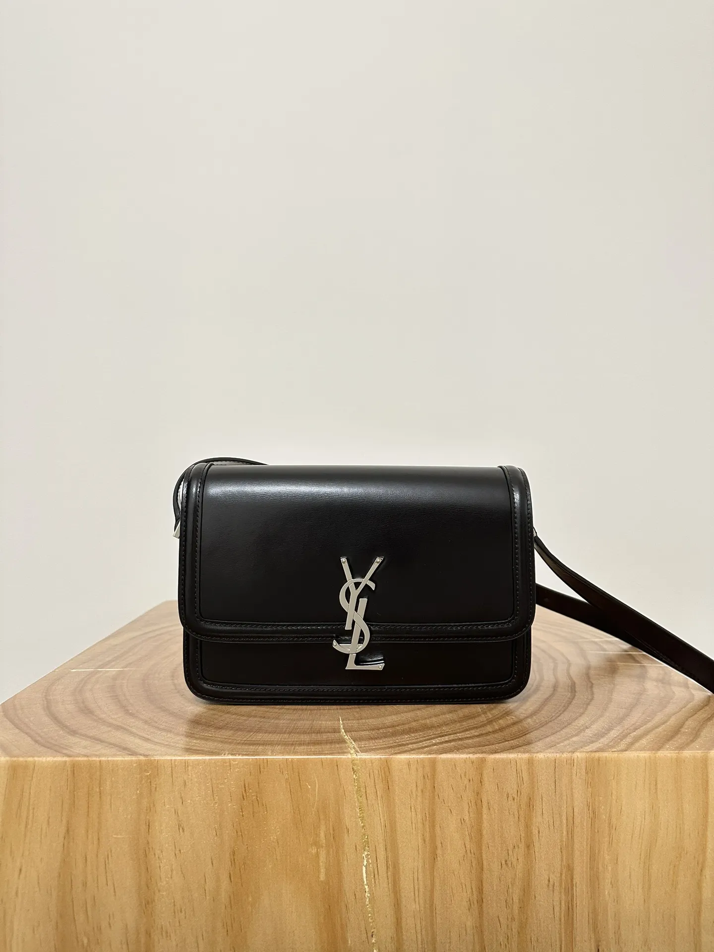 Yves Saint Laurent ブラックシルバー大号ボックスバッグ