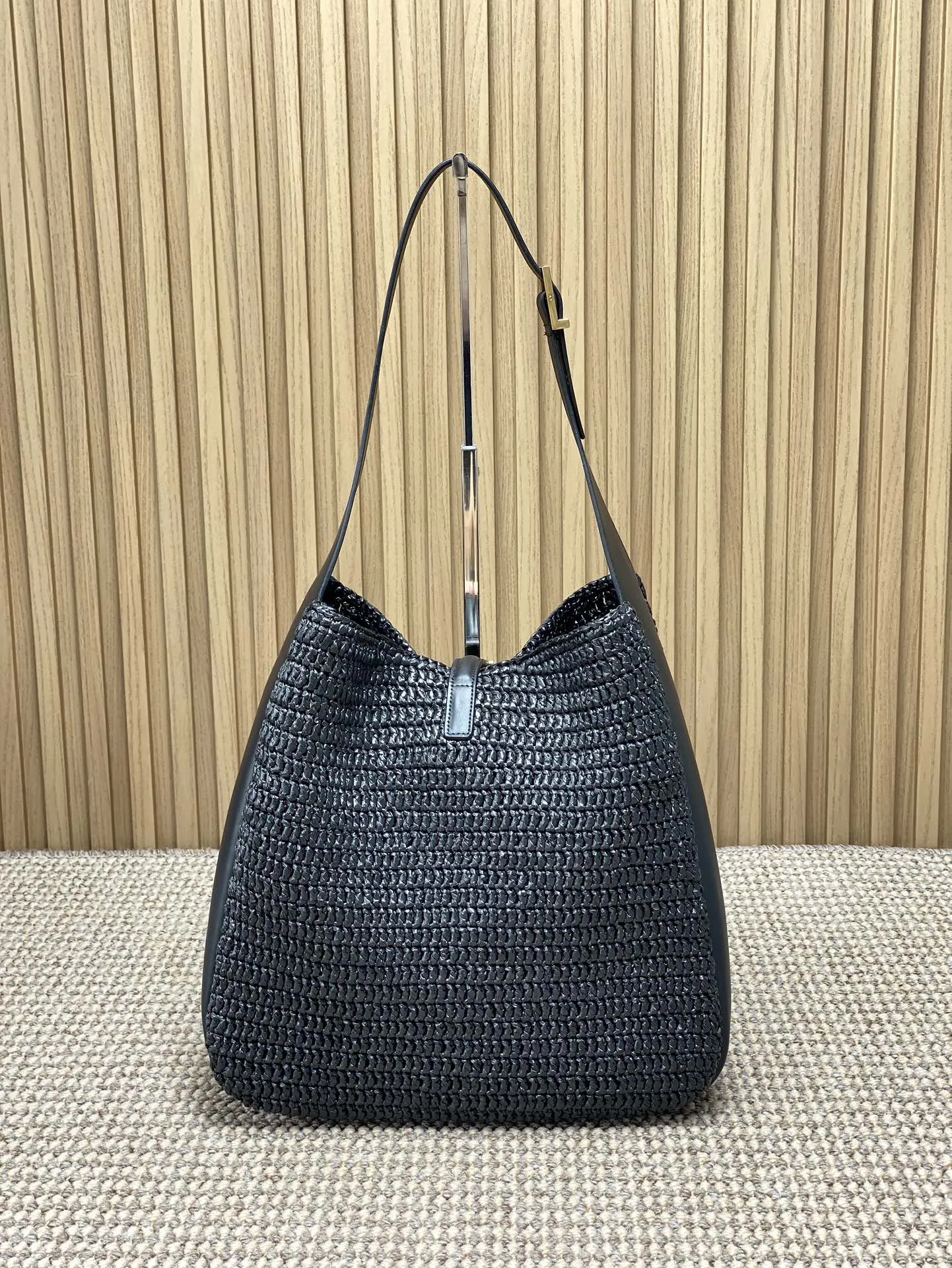 Yves Saint Laurent ホーボーバッグ ブラック 草編み - 画像 (3)