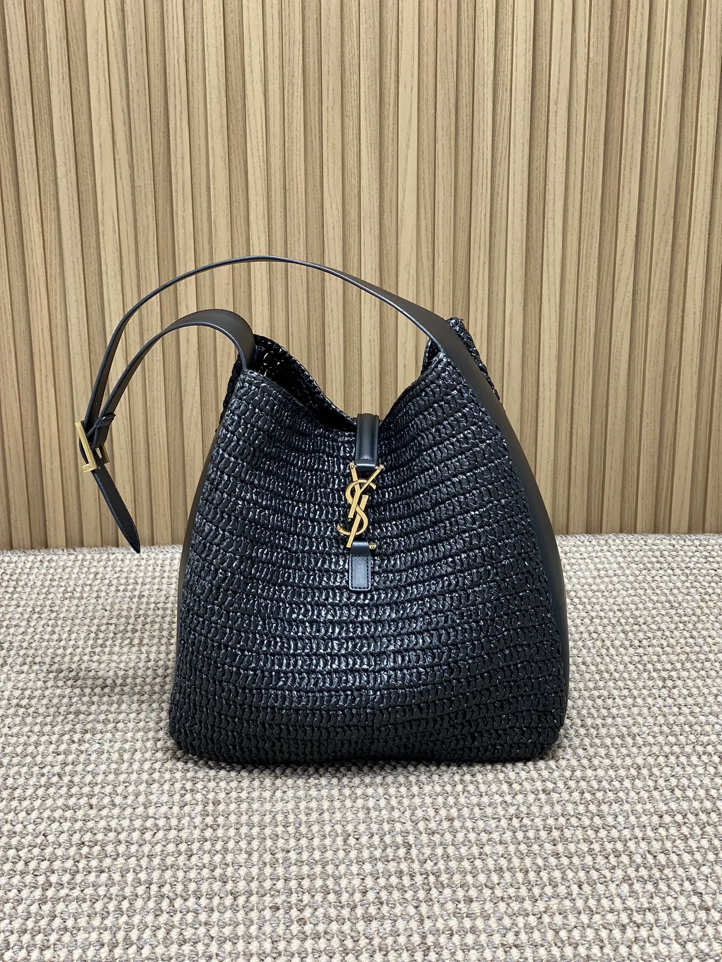 Yves Saint Laurent ホーボーバッグ ブラック 草編み - 画像 (4)
