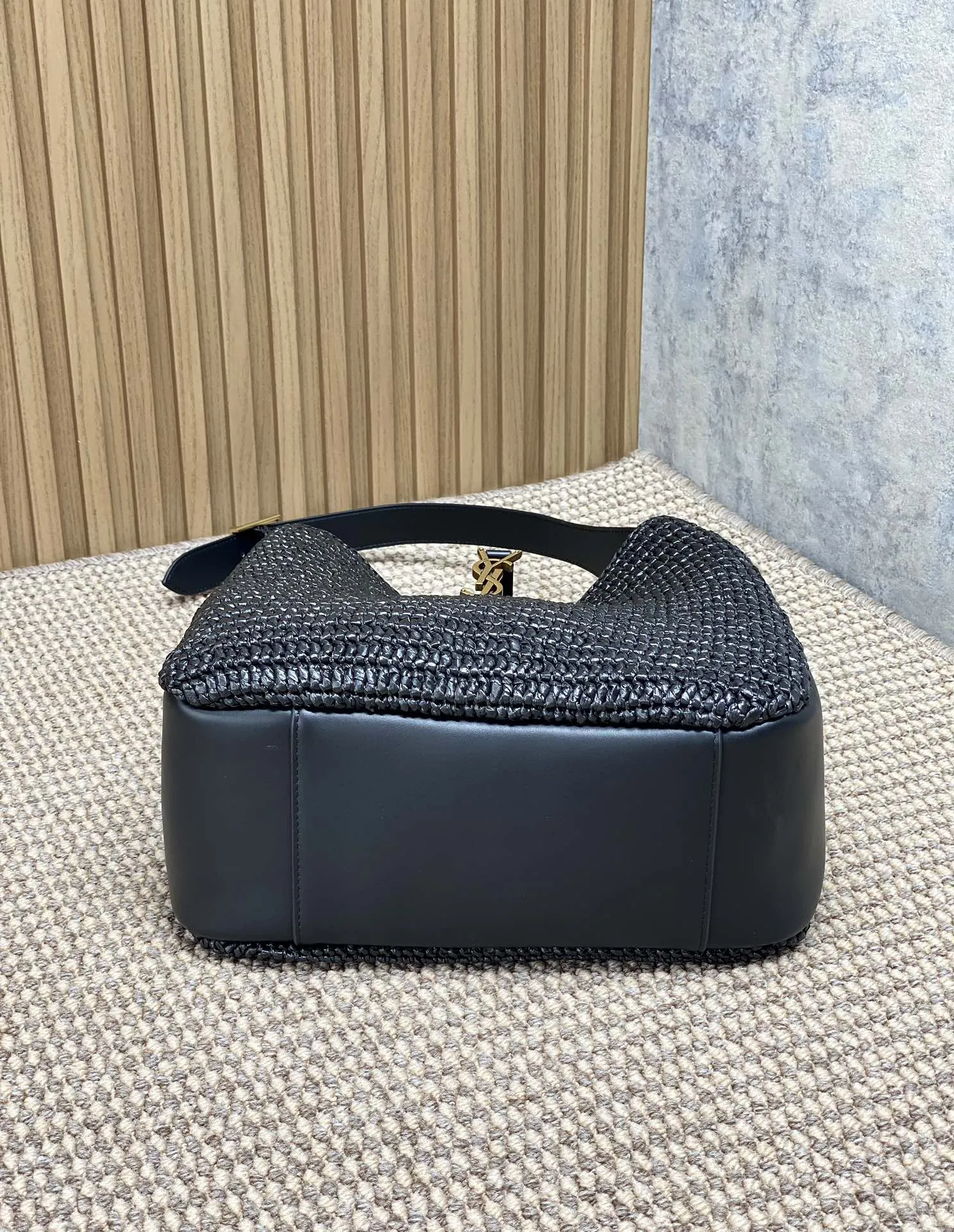 Yves Saint Laurent ホーボーバッグ ブラック 草編み - 画像 (5)