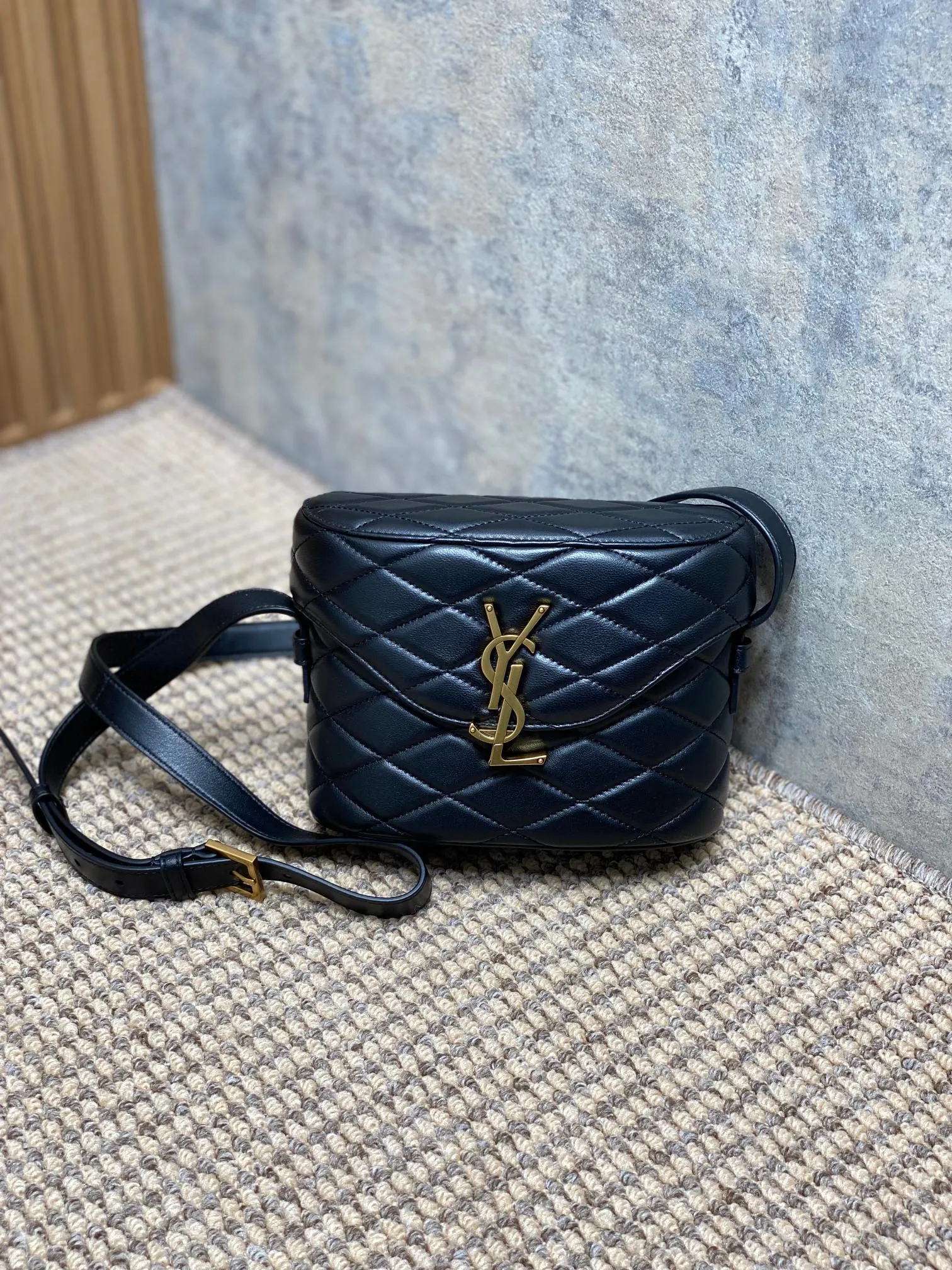 Yves Saint Laurent ブラック JUNE BOXバッグ