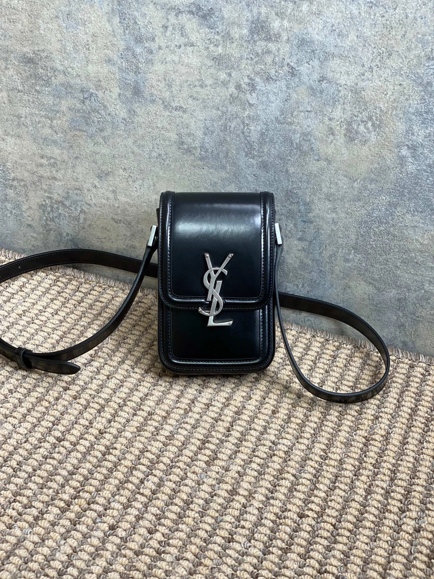 Yves Saint Laurent ブラック豆腐型ショルダーバッグ