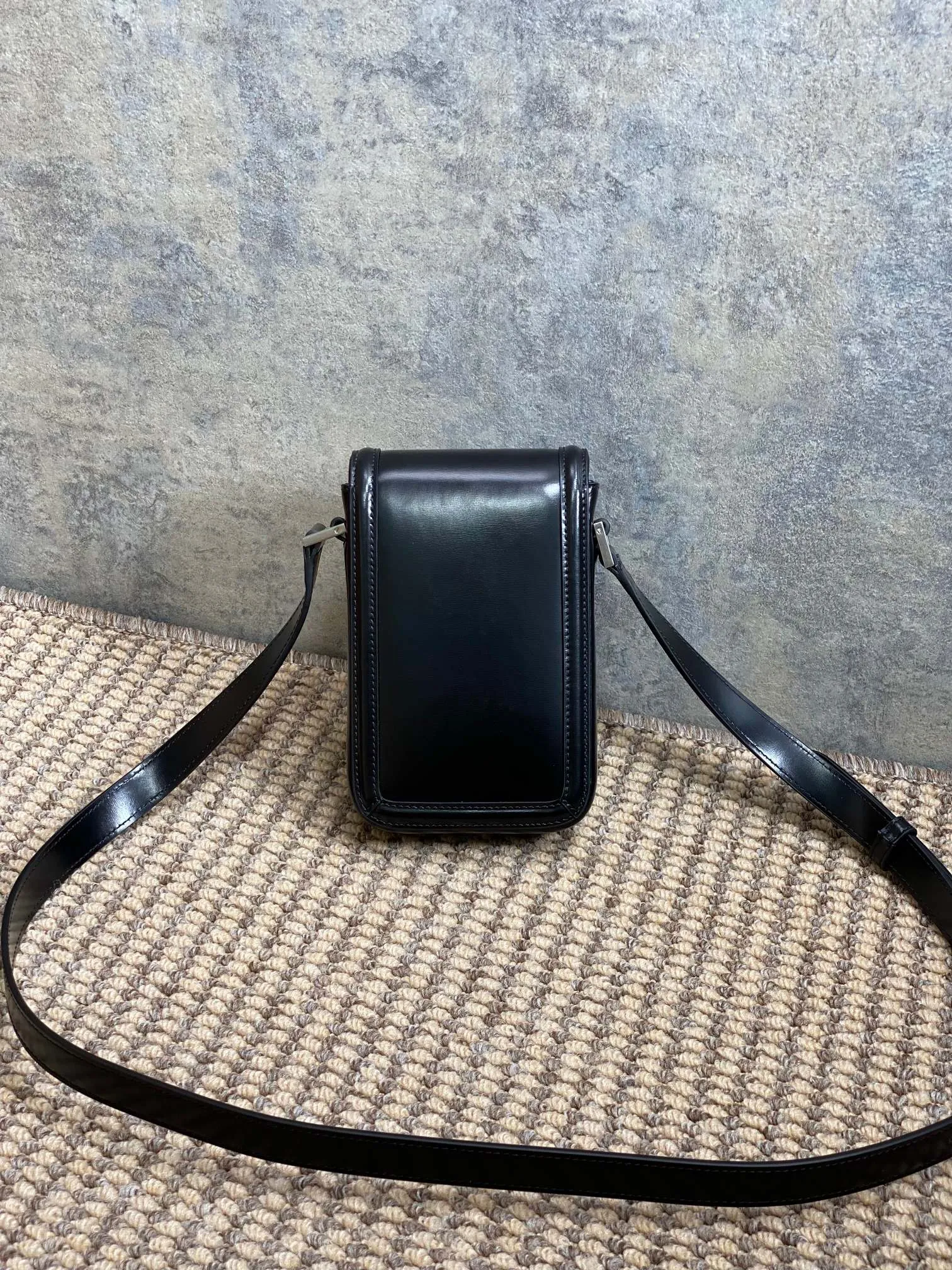 Yves Saint Laurent ブラック豆腐型ショルダーバッグ - 画像 (3)