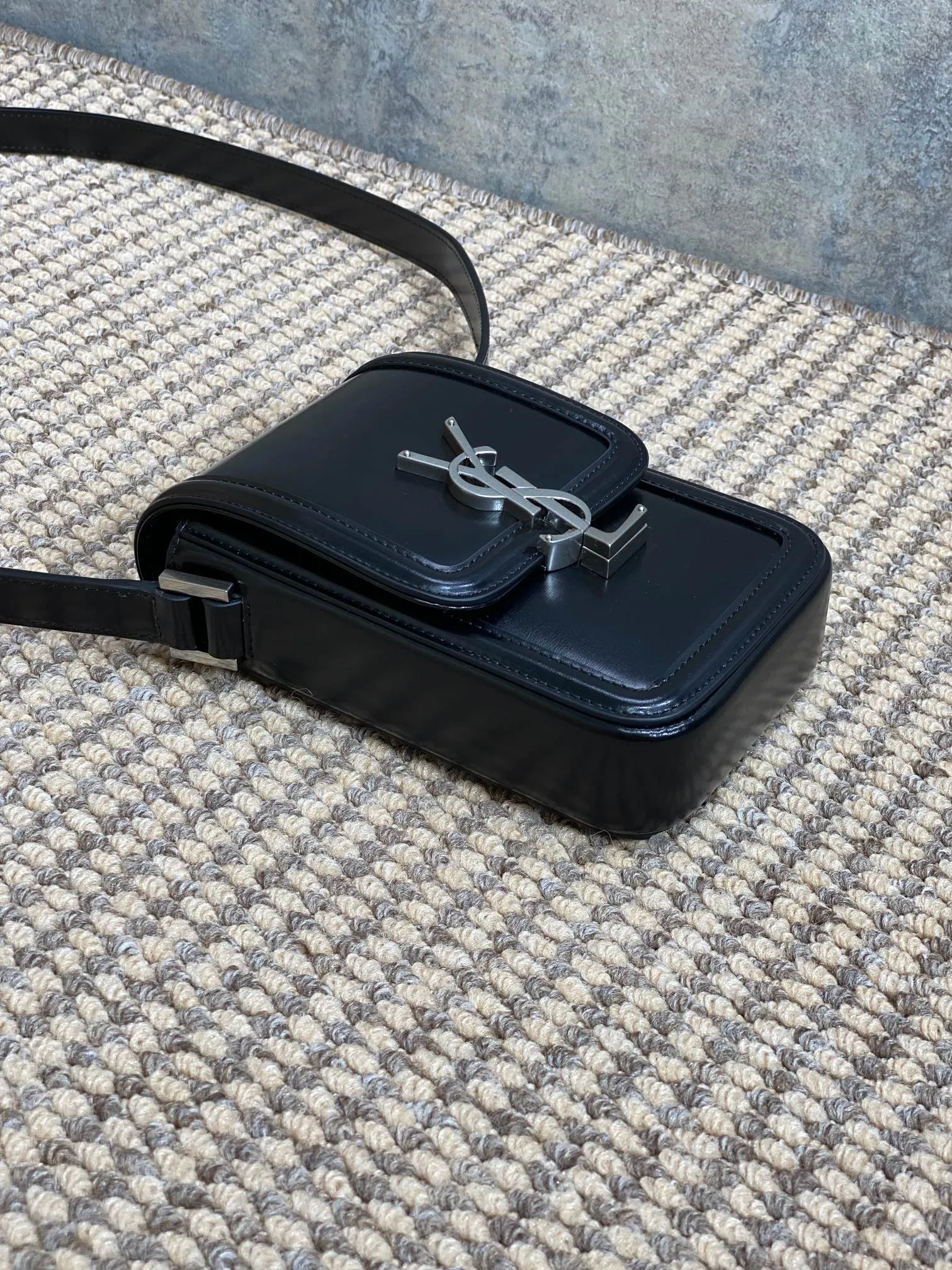 Yves Saint Laurent ブラック豆腐型ショルダーバッグ - 画像 (5)