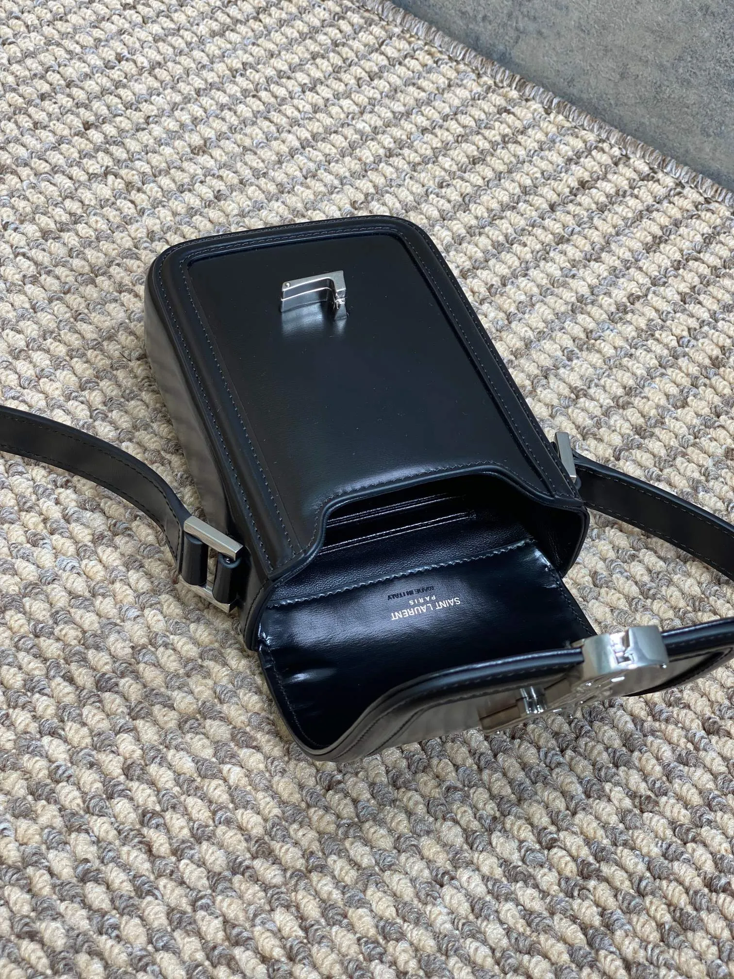 Yves Saint Laurent ブラック豆腐型ショルダーバッグ - 画像 (8)