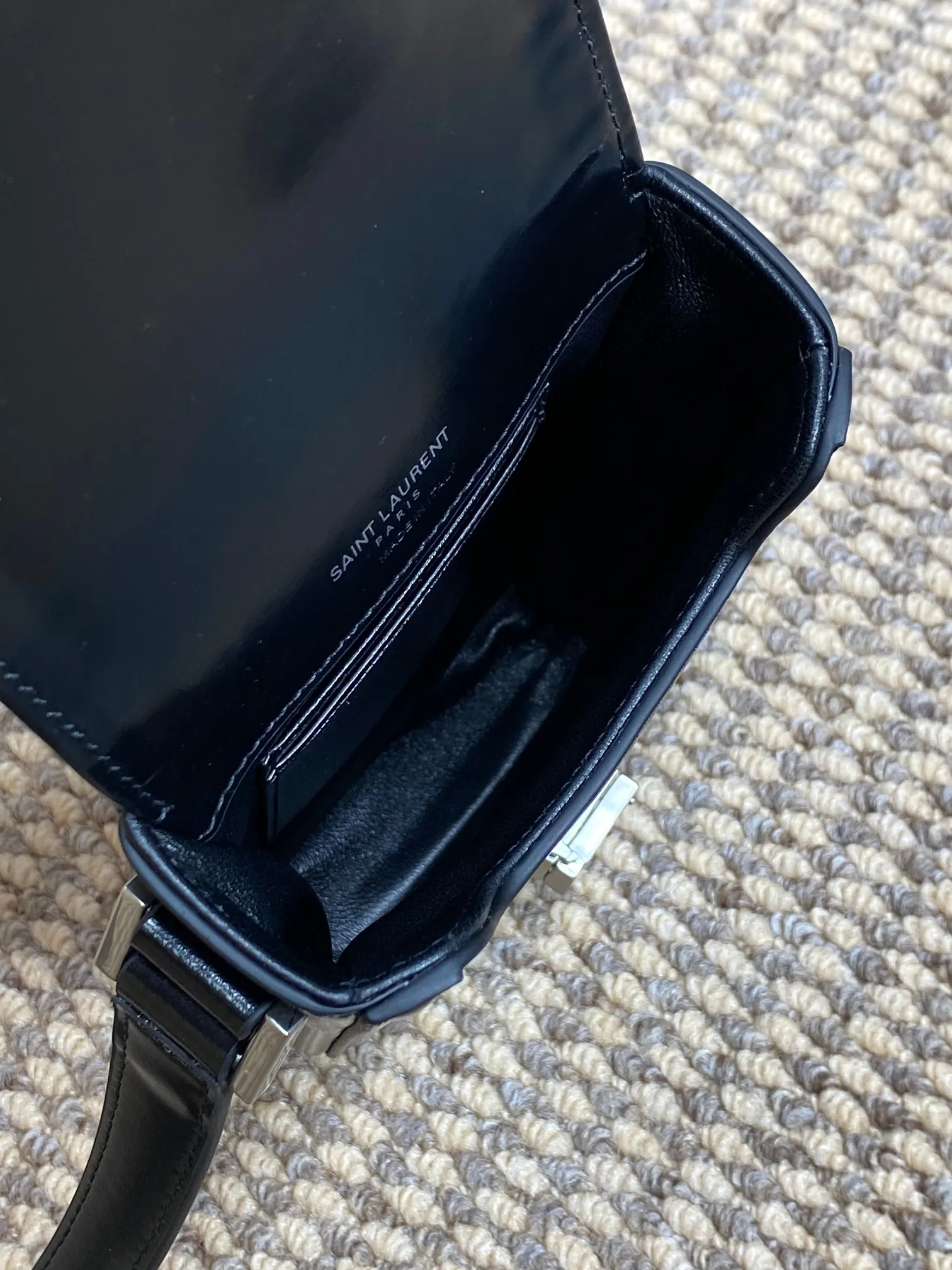 Yves Saint Laurent ブラック豆腐型ショルダーバッグ - 画像 (10)