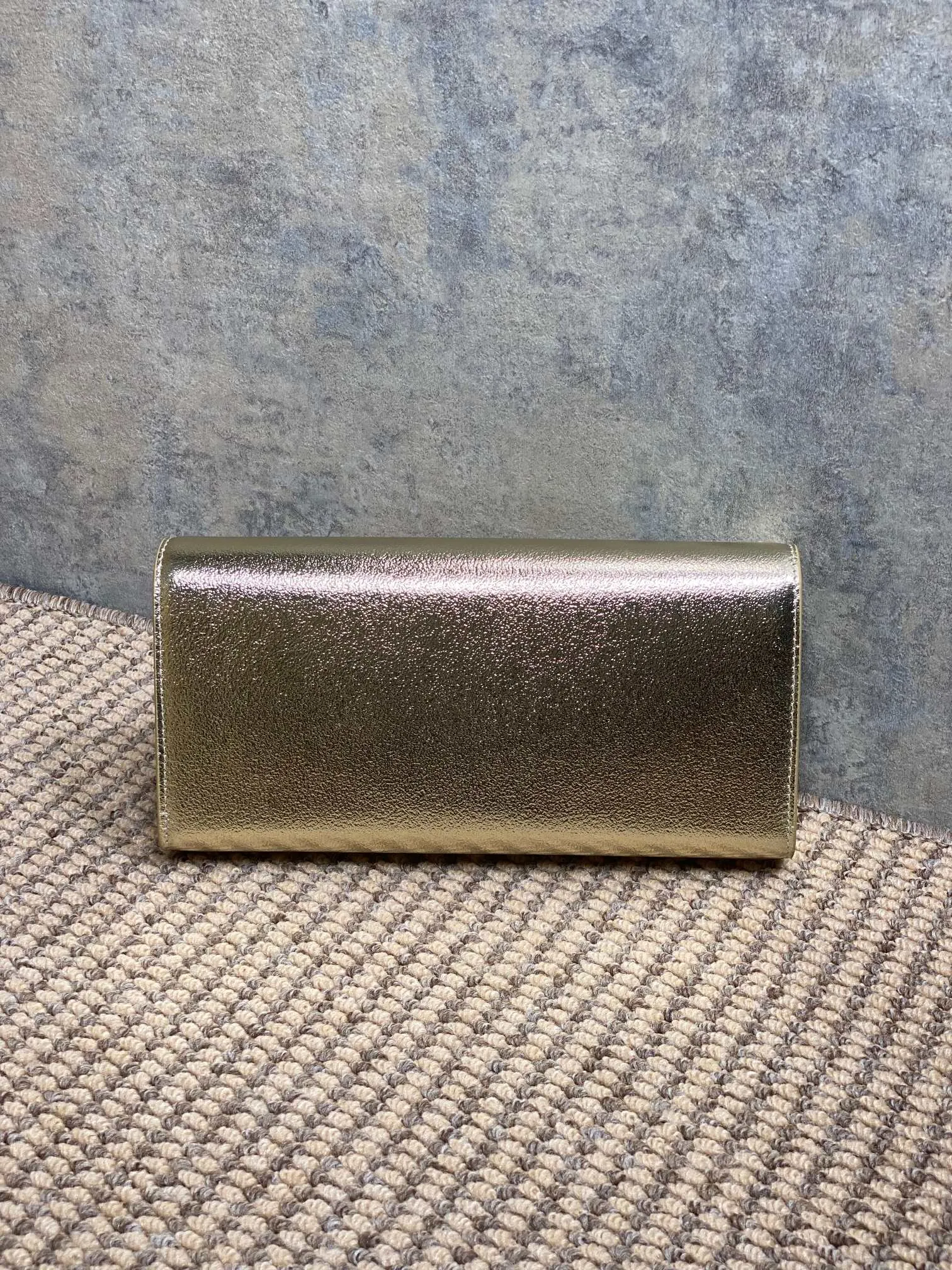 Yves Saint Laurent ゴールドクラシッククラッチバッグ - 画像 (3)