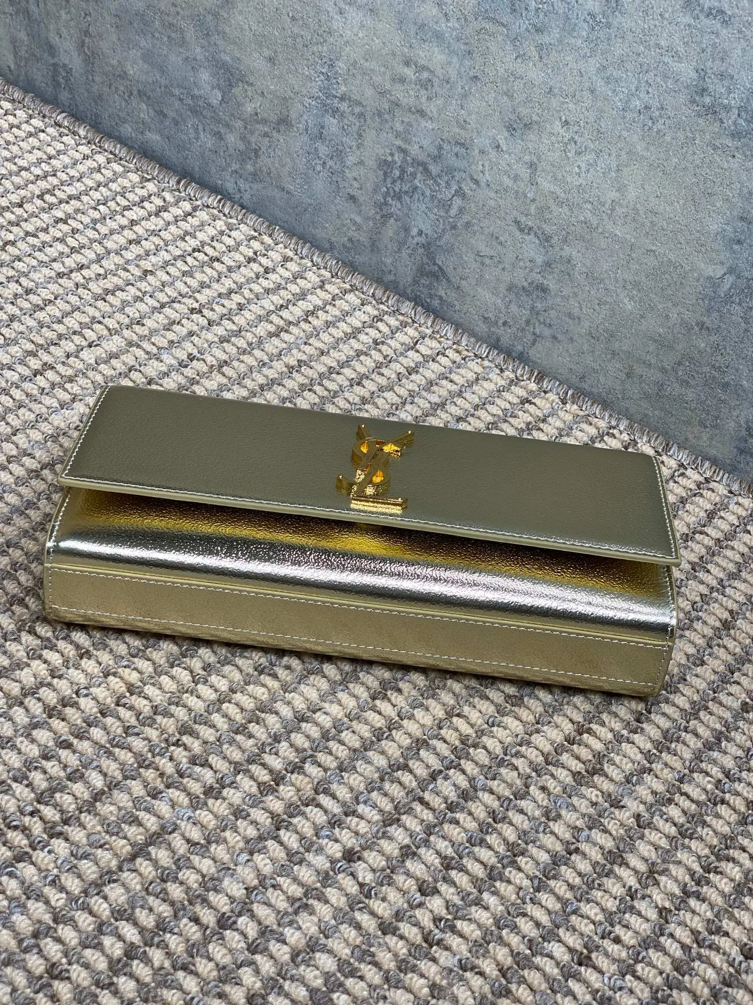 Yves Saint Laurent ゴールドクラシッククラッチバッグ - 画像 (4)