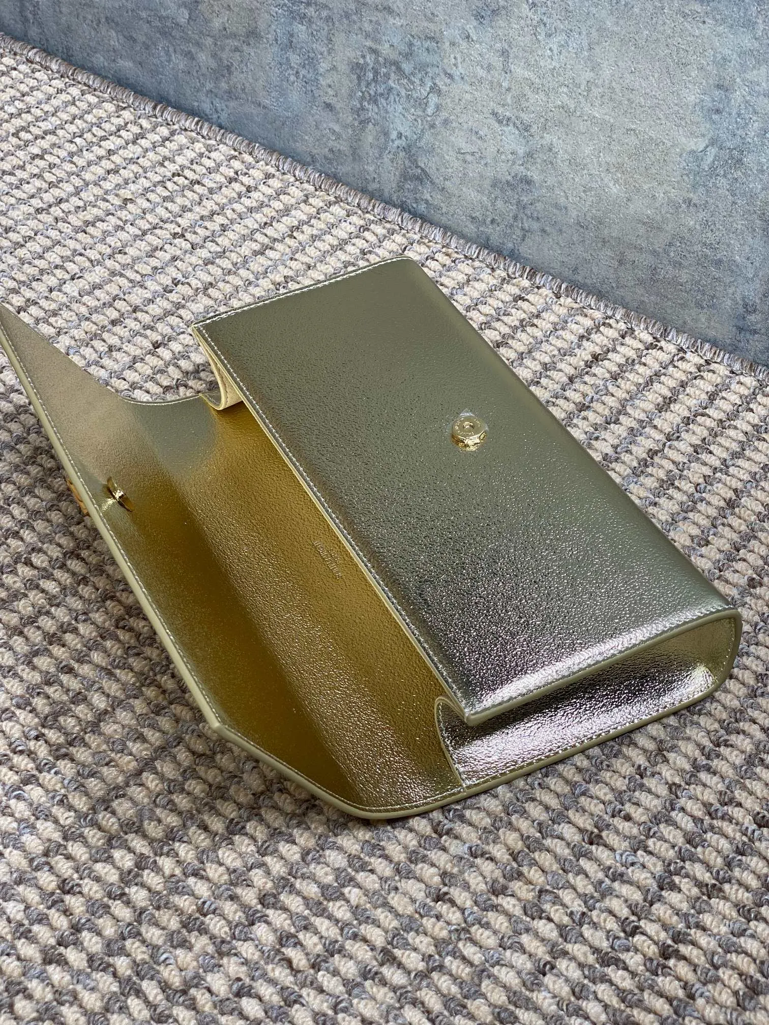 Yves Saint Laurent ゴールドクラシッククラッチバッグ - 画像 (5)