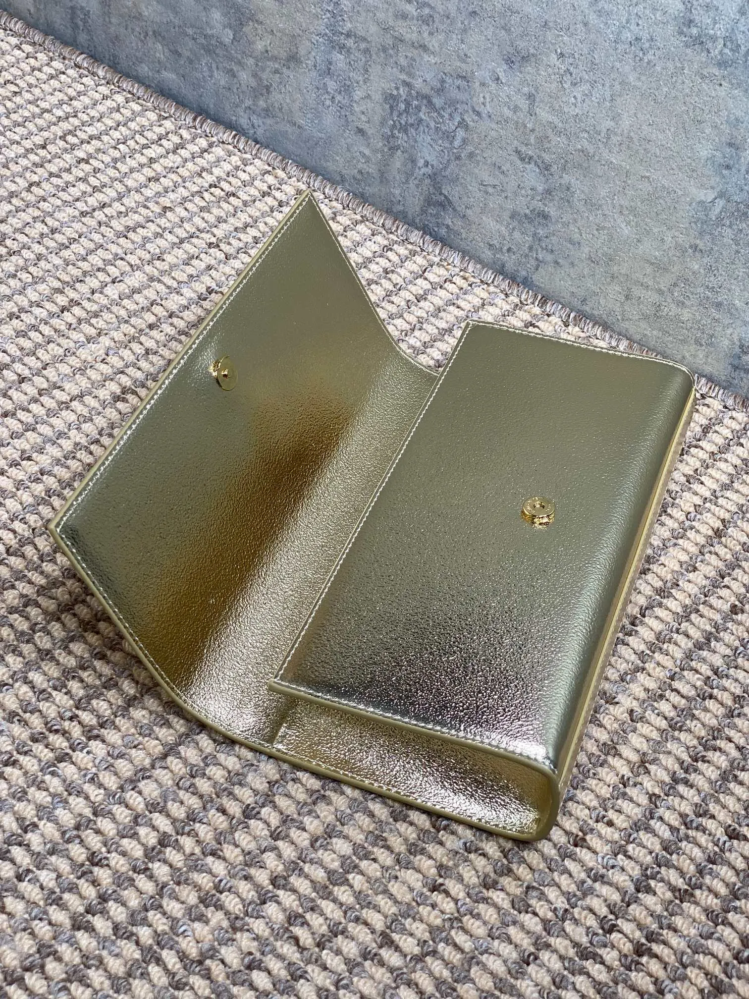 Yves Saint Laurent ゴールドクラシッククラッチバッグ - 画像 (6)