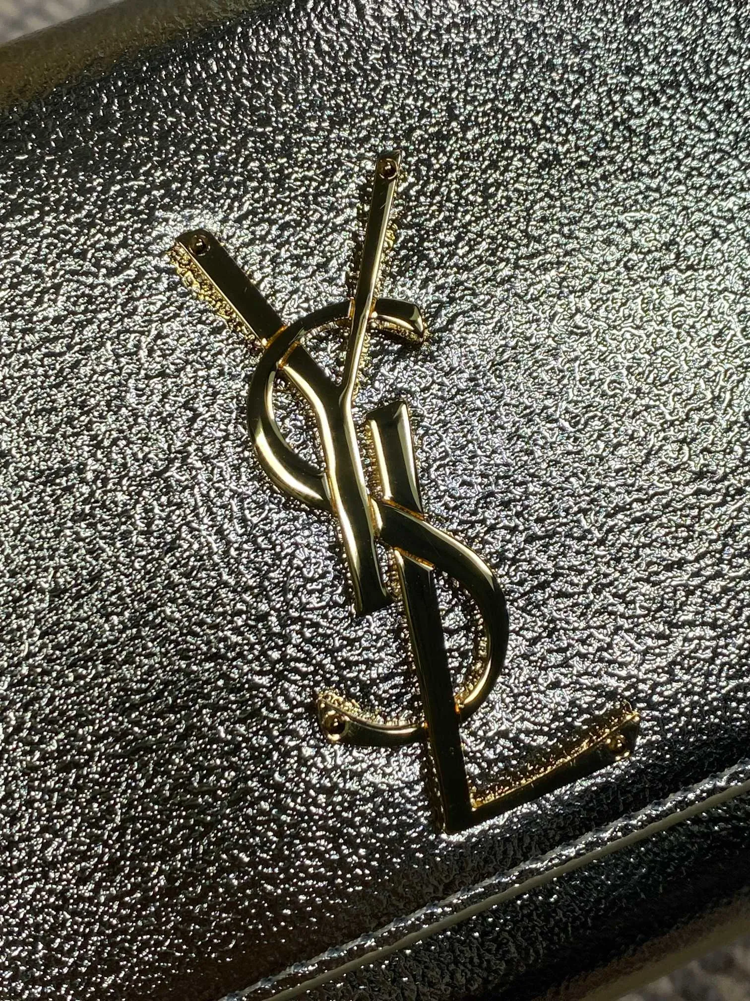 Yves Saint Laurent ゴールドクラシッククラッチバッグ - 画像 (7)