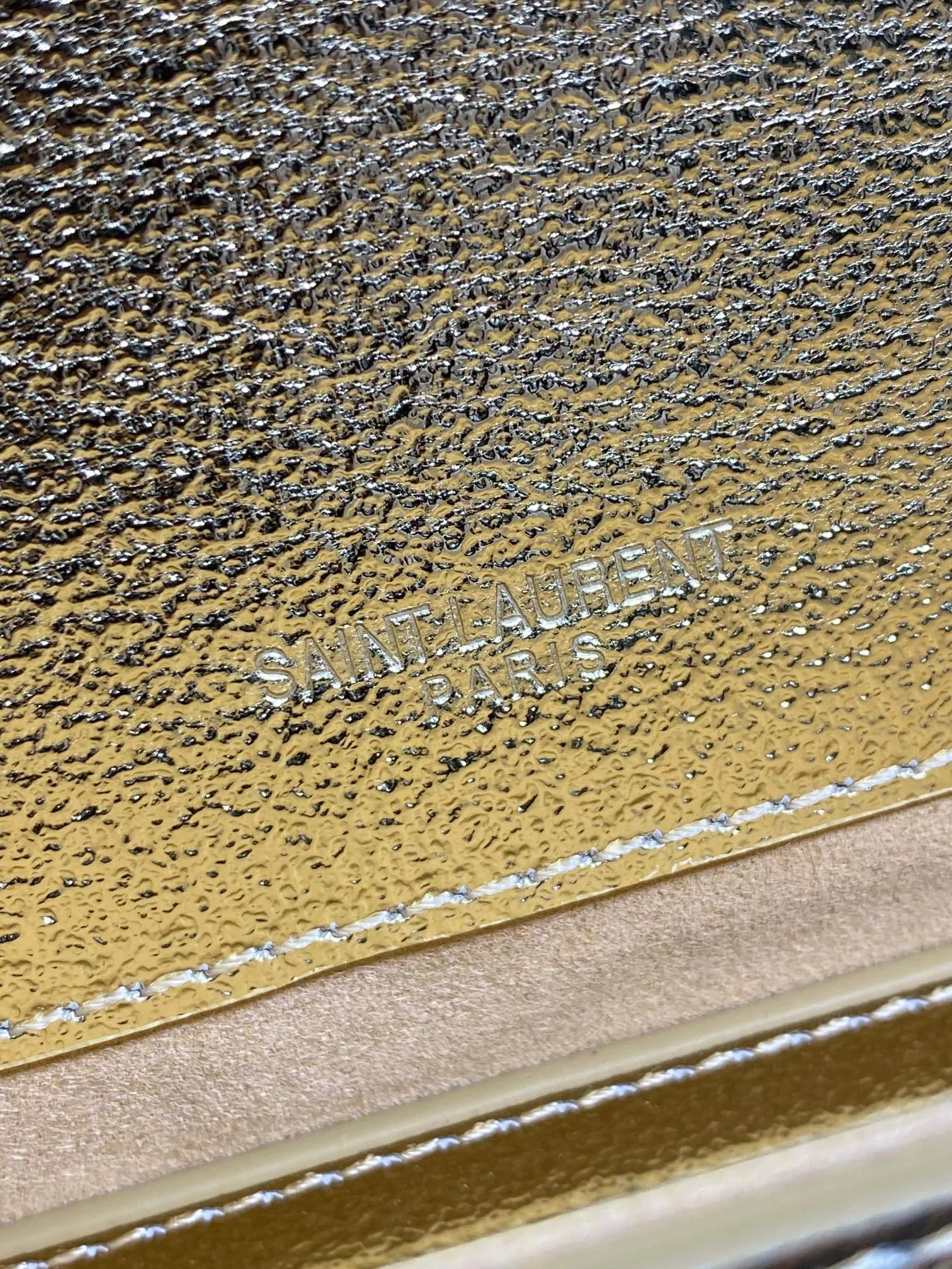 Yves Saint Laurent ゴールドクラシッククラッチバッグ - 画像 (9)