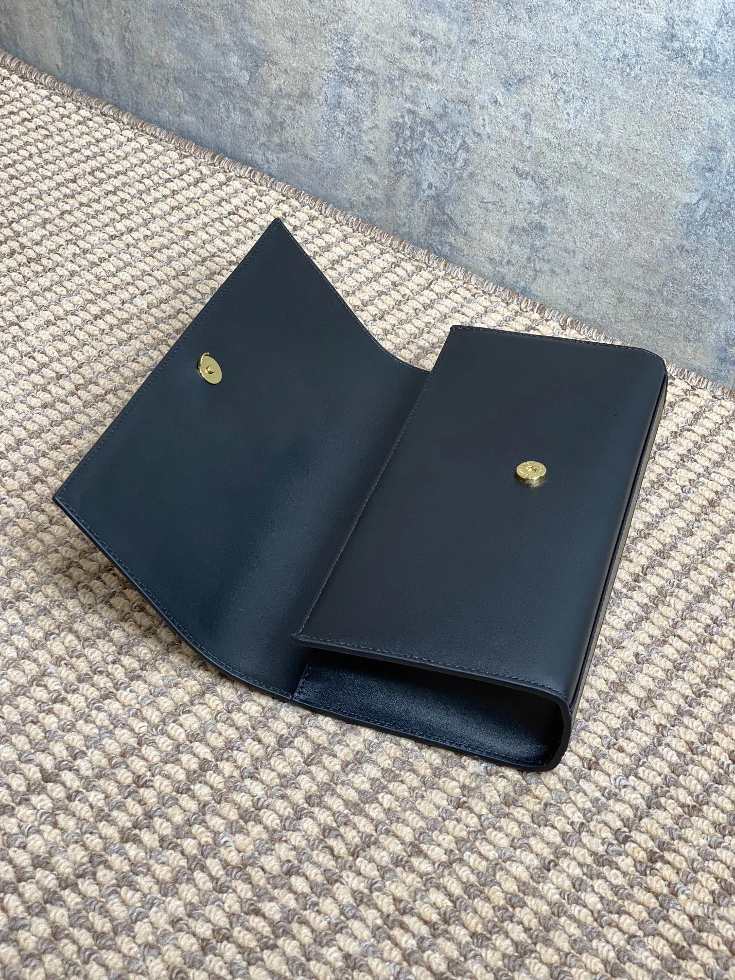 Yves Saint Laurent ブラック クラシック手帳型バッグ - 画像 (6)