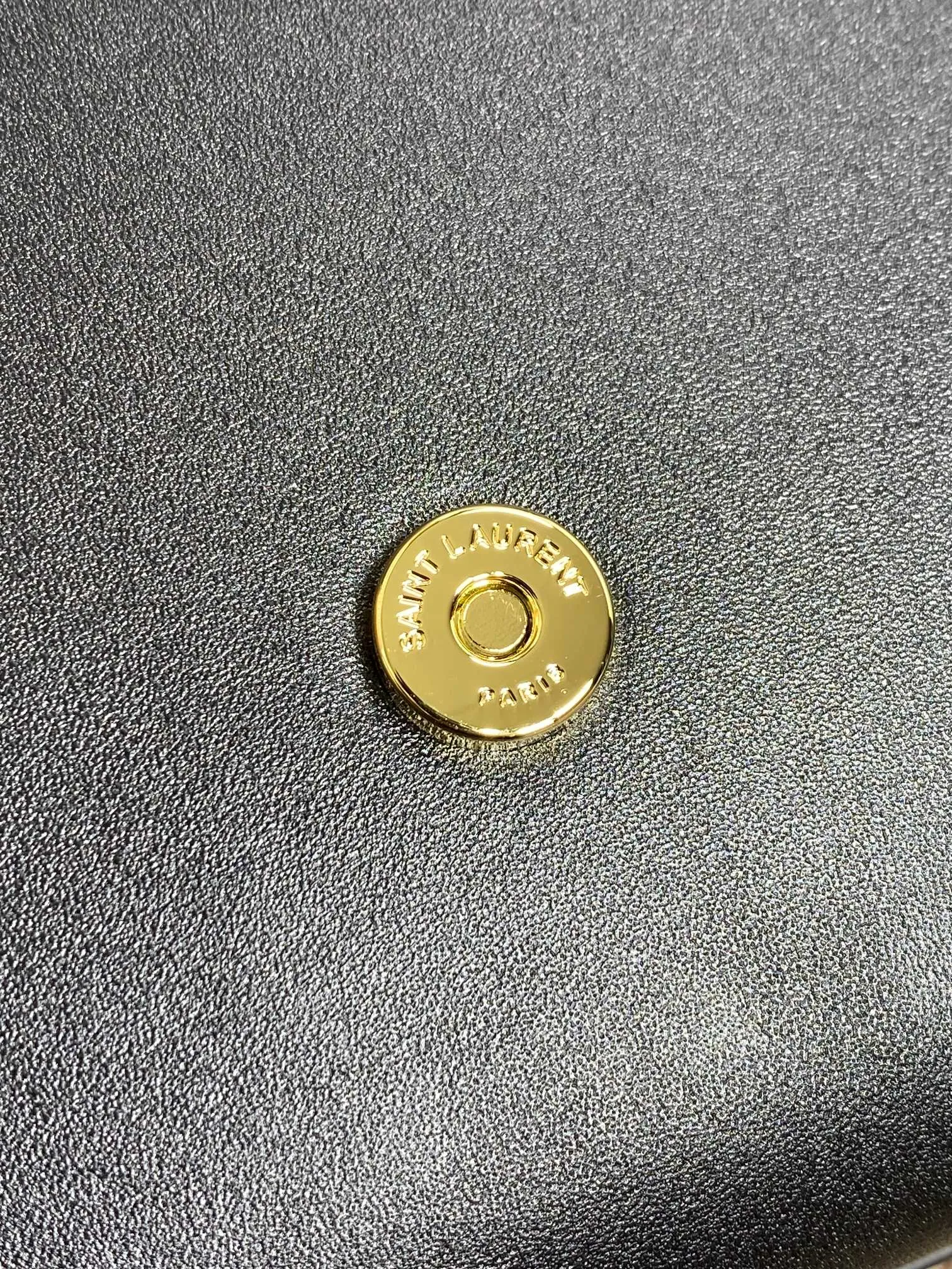 Yves Saint Laurent ブラック クラシック手帳型バッグ - 画像 (8)