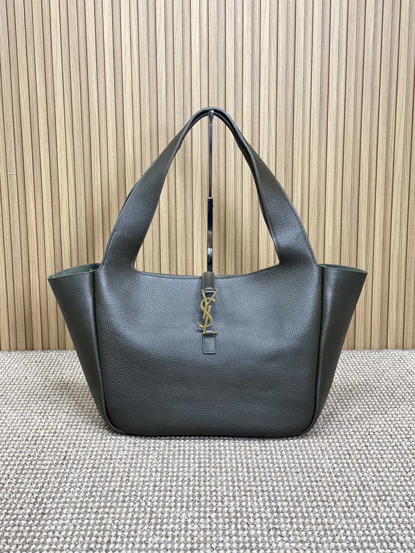 Yves Saint Laurent グレー柔らか鹿革BEAバッグ