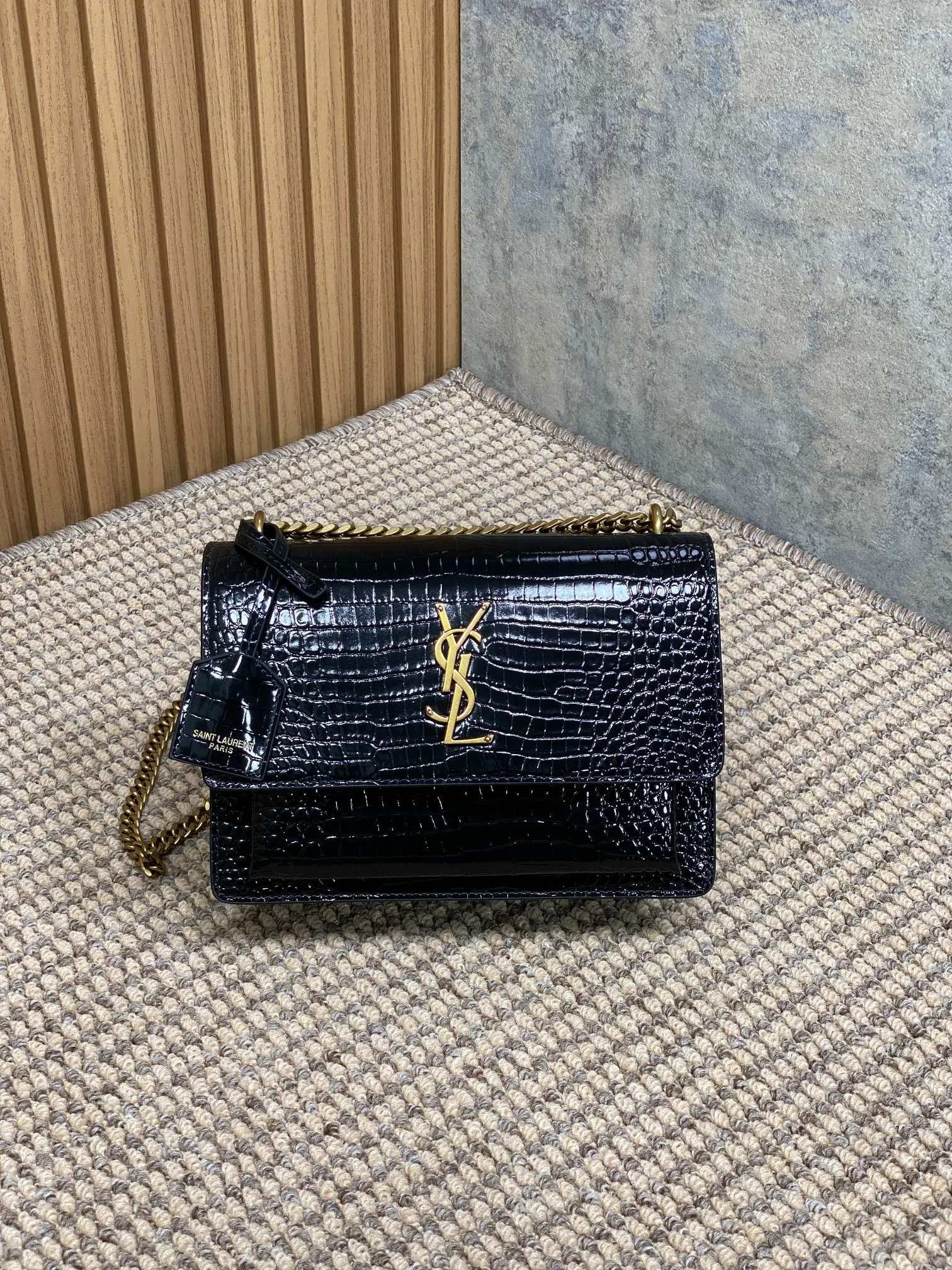 Yves Saint Laurent ブラッククロコダイル前Flipバッグ
