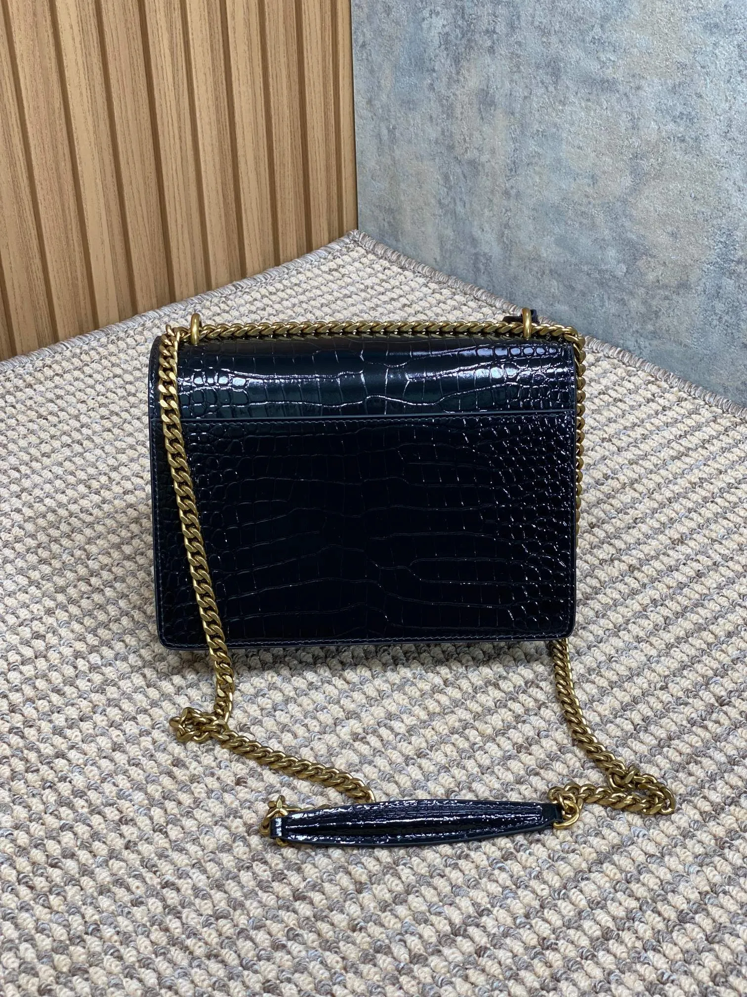 Yves Saint Laurent ブラッククロコダイル前Flipバッグ - 画像 (3)