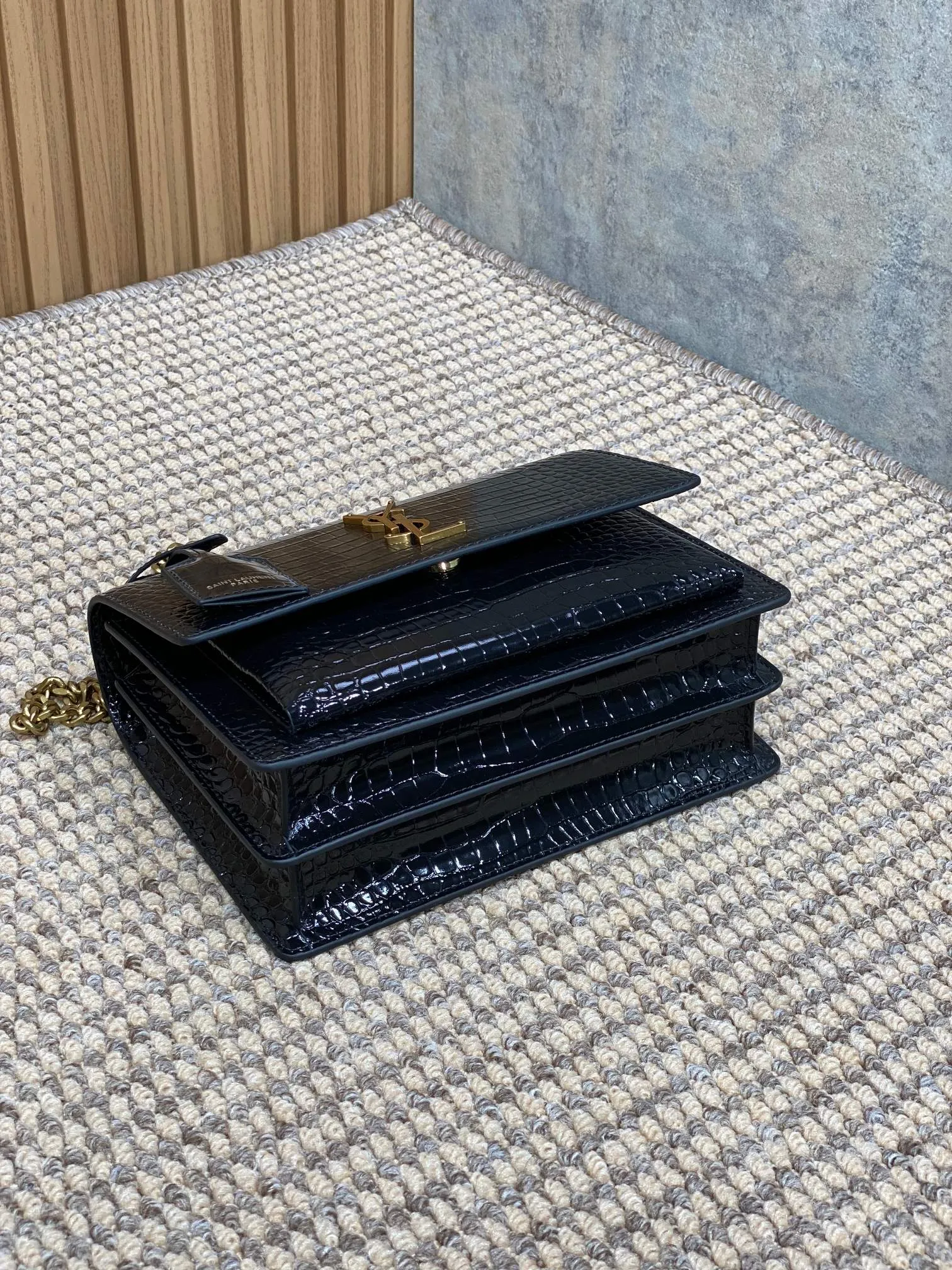 Yves Saint Laurent ブラッククロコダイル前Flipバッグ - 画像 (4)